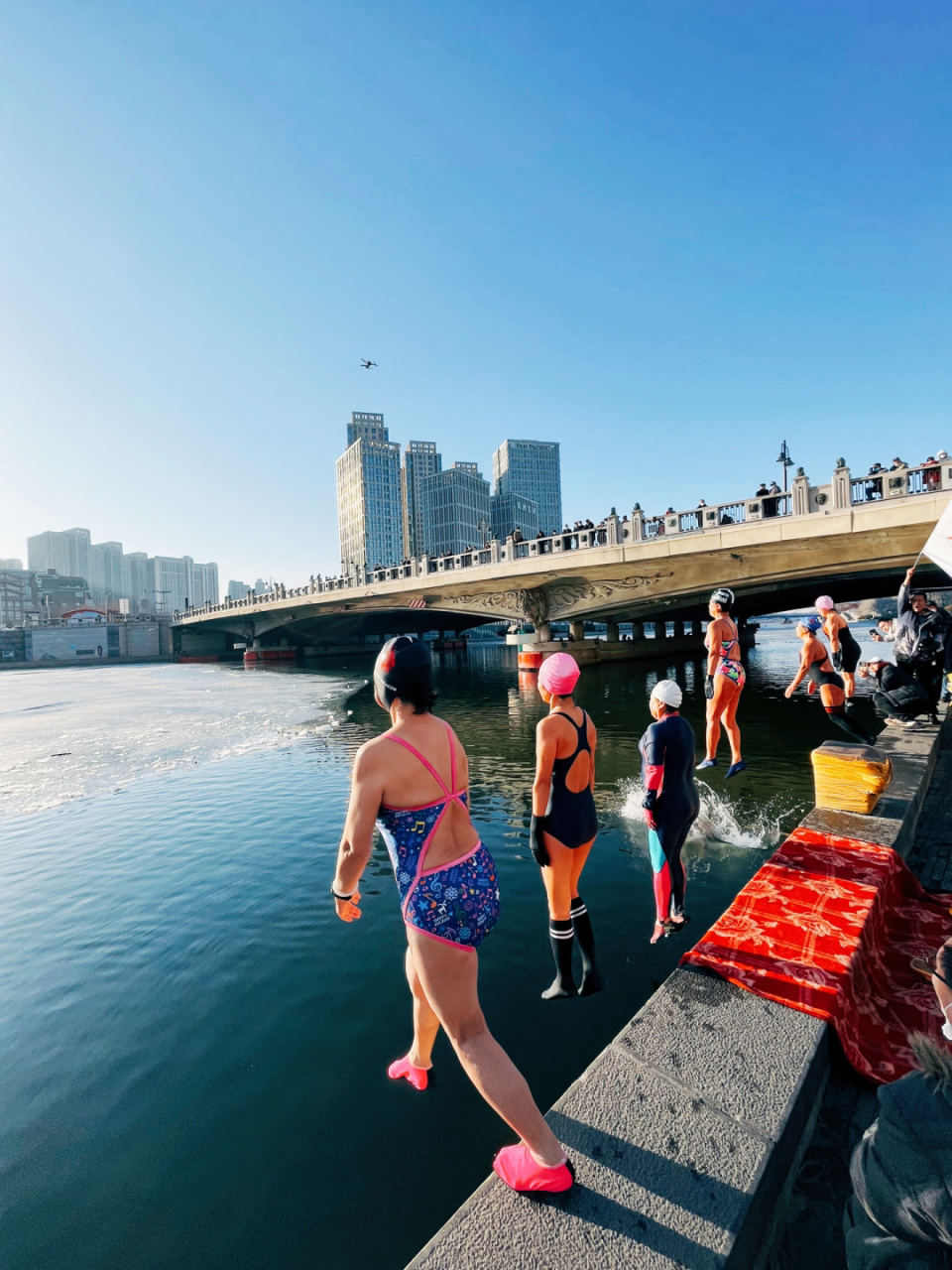 天津冬泳|大爷大妈们谁的姿势更漂亮 冬天的天津海河,这是一景 狮子林