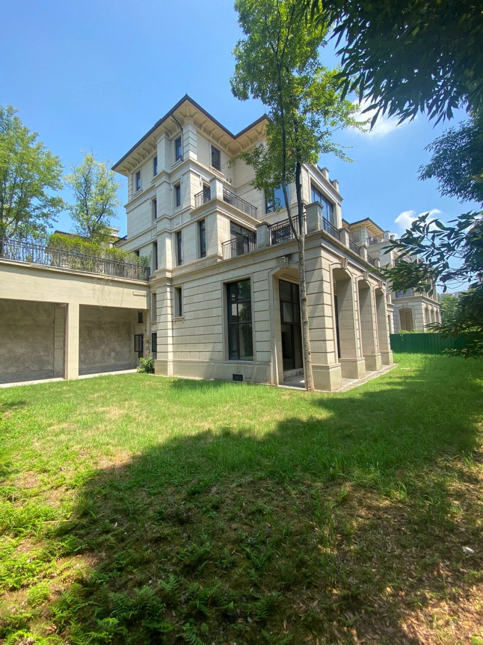 大竹林高品质独栋别墅,带500平左右的大花 业主急售龙湖高品质的独栋