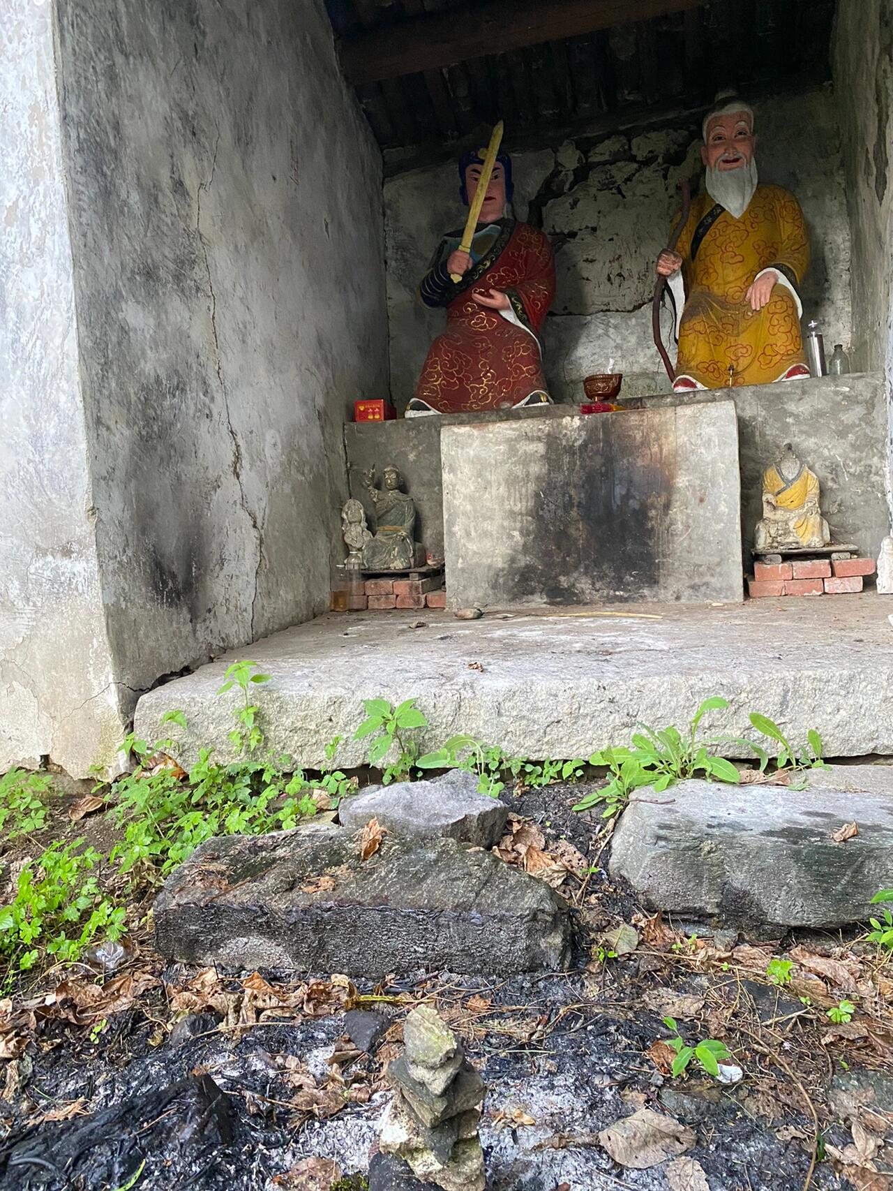 第一次见土地公土地婆为什么前面要堆小石头