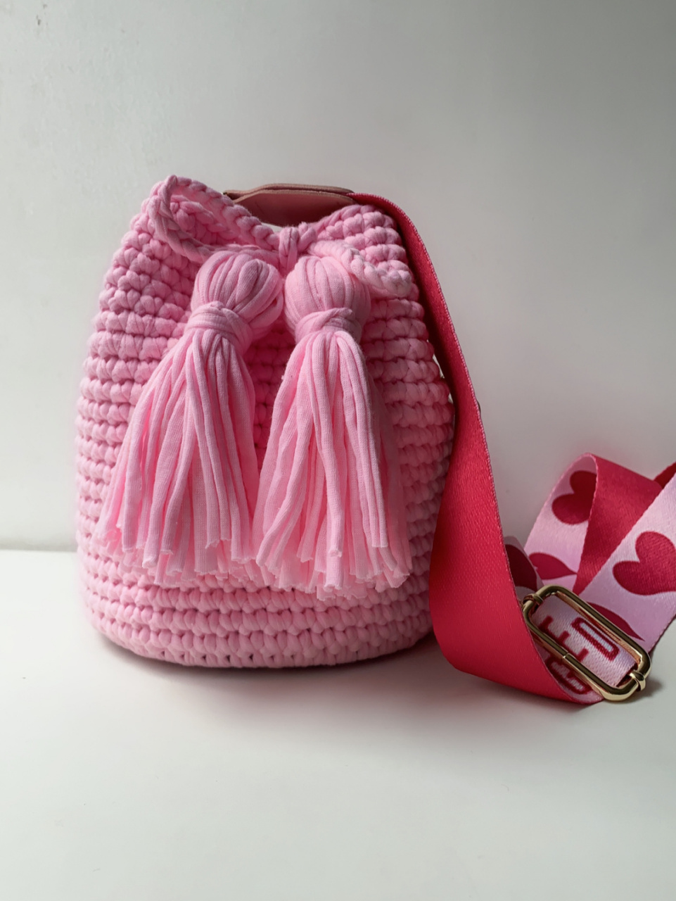 粉色流苏水桶包.心形宽包带很可爱呢 #diy手工制作