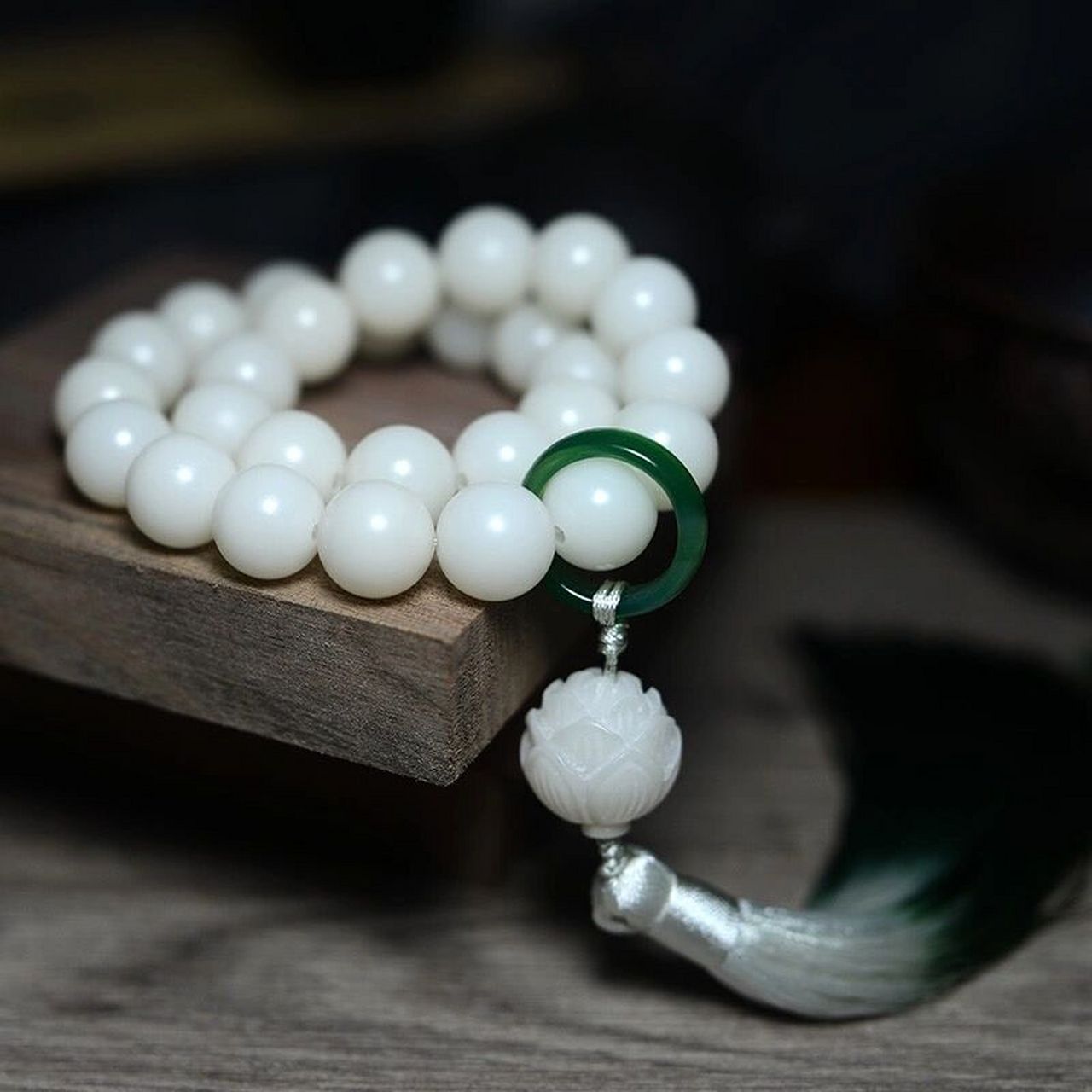 白玉菩提根的寓意与作用 白玉菩提根寓意着纯洁,将其戴在身上后,可以