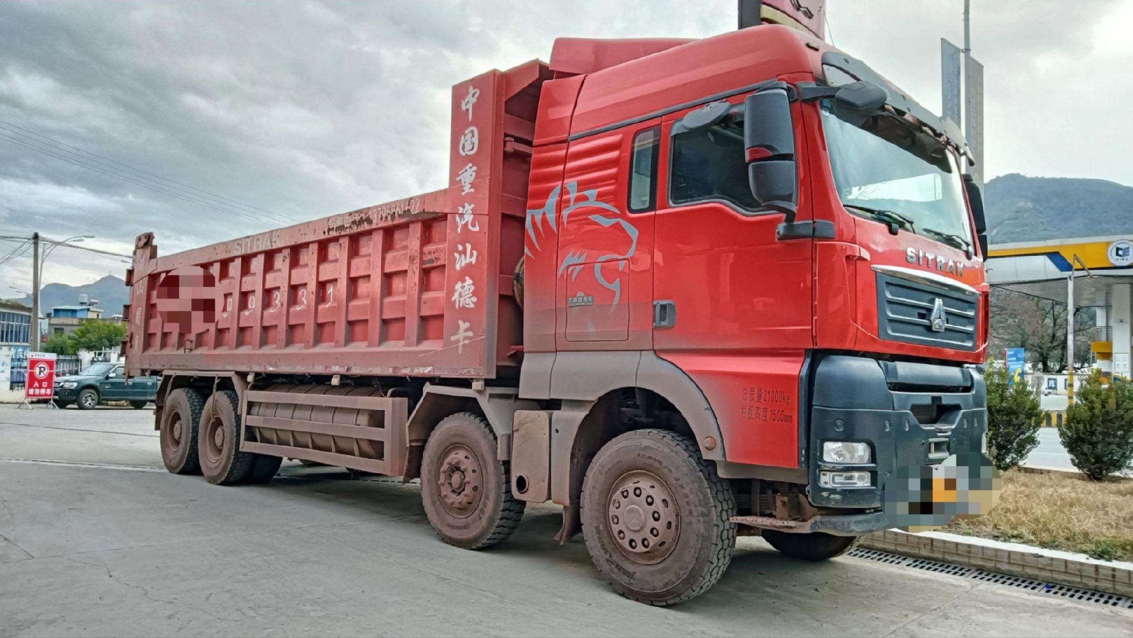 汕德卡自卸车四桥货箱8-8.4米,20年-21年上户,可以按揭!