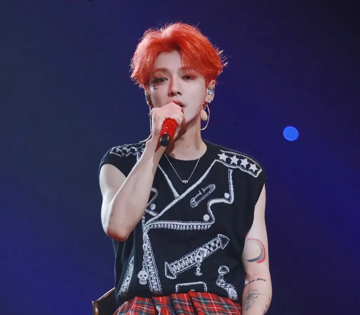 鹿晗在演唱会上又染了一头红发,他最近的状态真的非常出色,可以进组