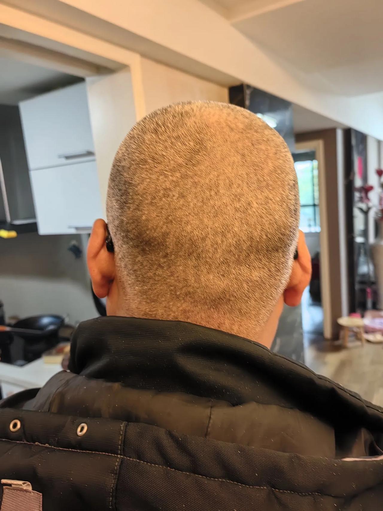 剃了个青皮,迎接新年喽! 年纪大了,你是不是头发也越留越短了呢?