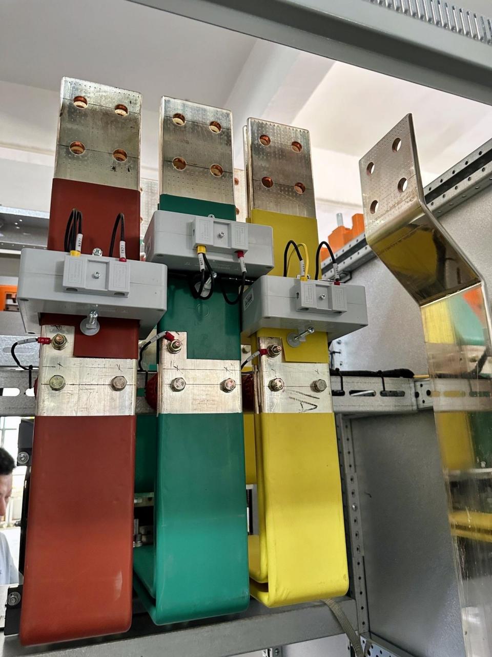 开始进入加班模式,电工成套加工技术,开关柜铜排工艺高低压成套设备