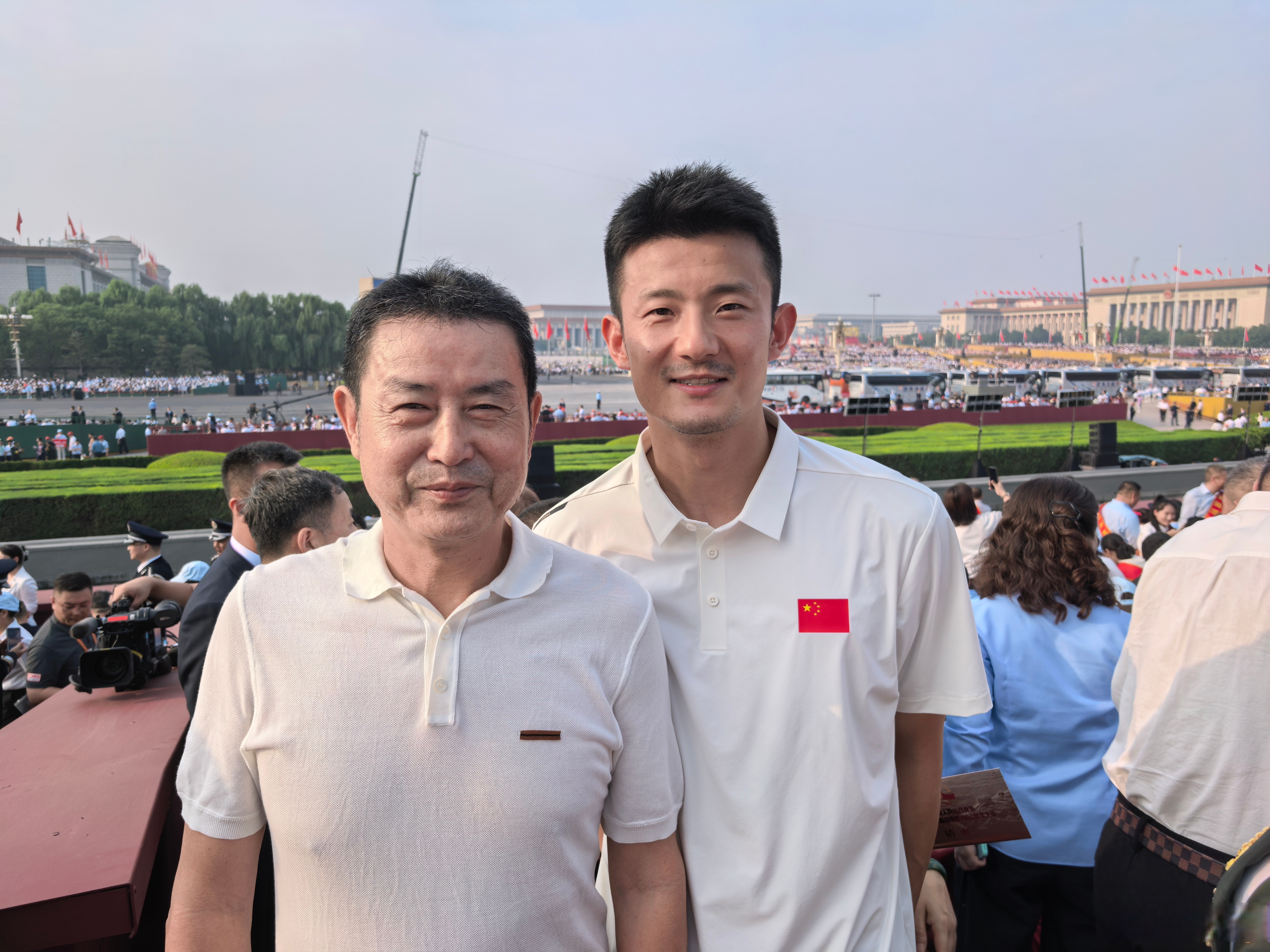 作为运动员和教练员,拼尽全力是为升国旗,奏国歌;此刻见祖国强盛如磐