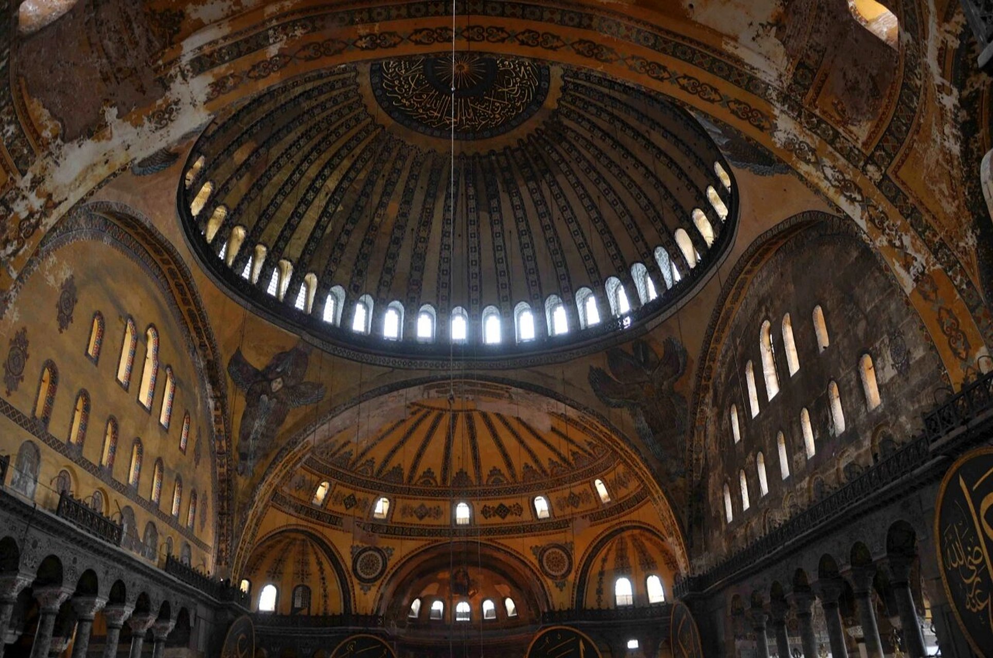 圣索菲亚大教堂是拜占庭式建筑的代表作,位于伊斯坦布尔(君士坦丁堡)