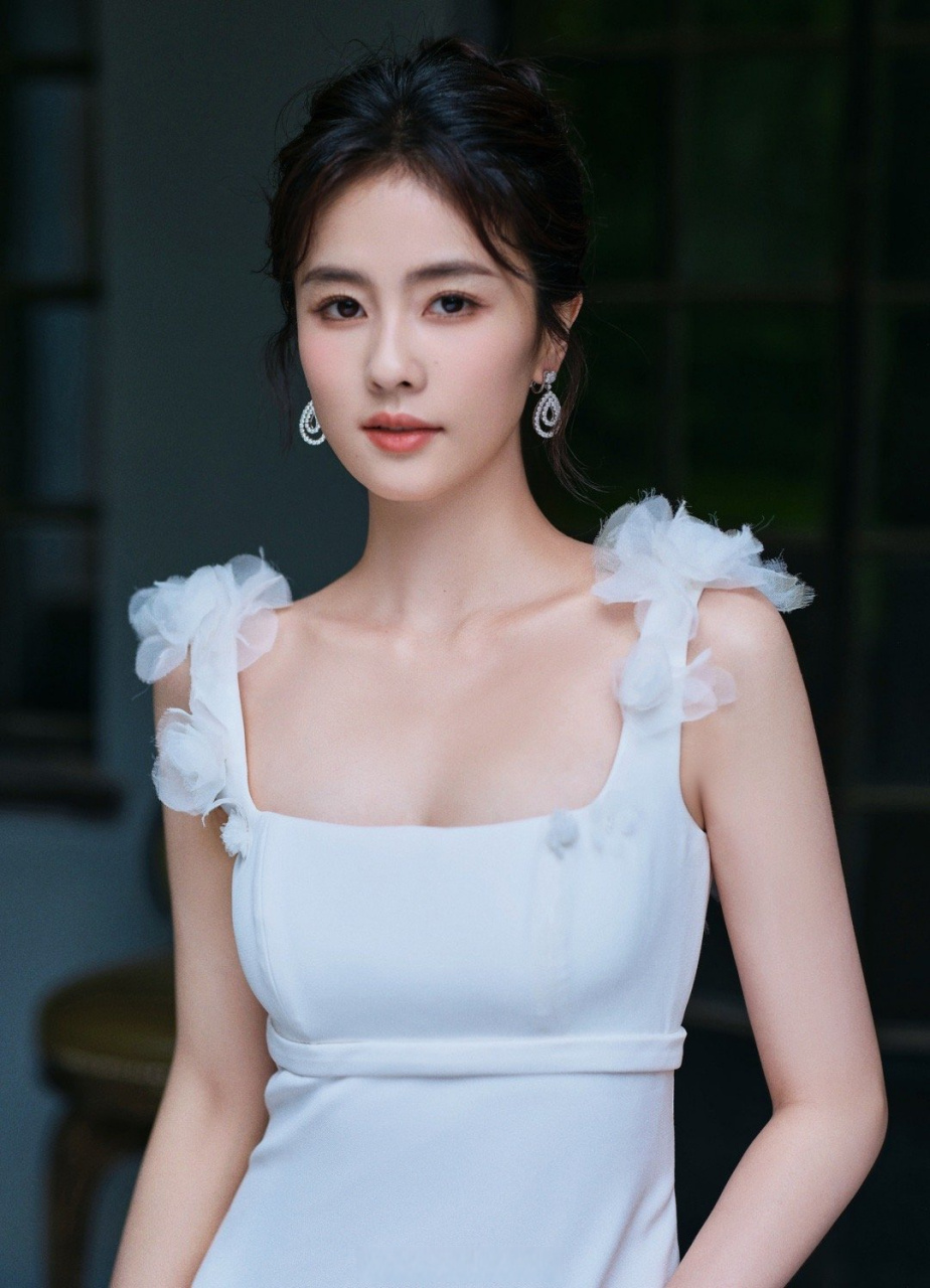 白鹿白裙盘发#白鹿真的超美的,任何造型都能轻松驾驭住,气质狠狠哪篌