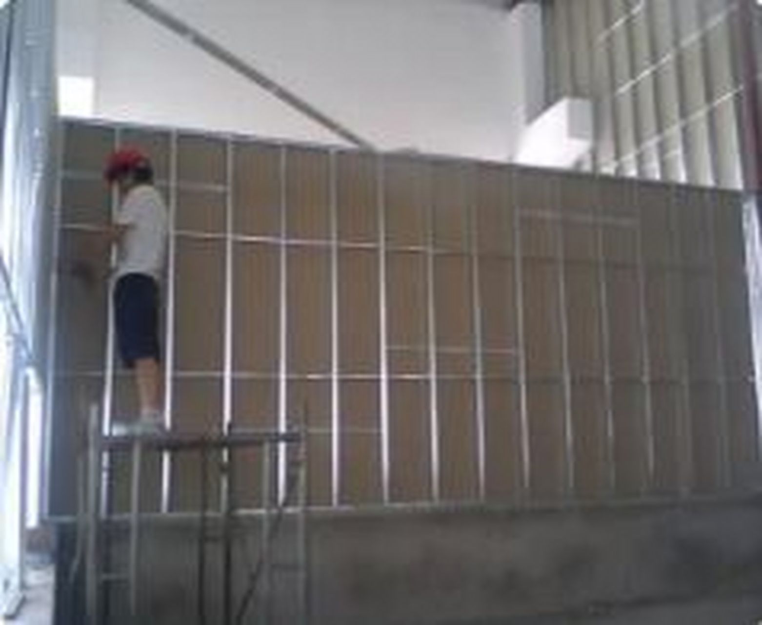 谁知道轻钢龙骨石膏板隔墙多少钱一平方 轻钢龙骨隔墙是专门为安装在