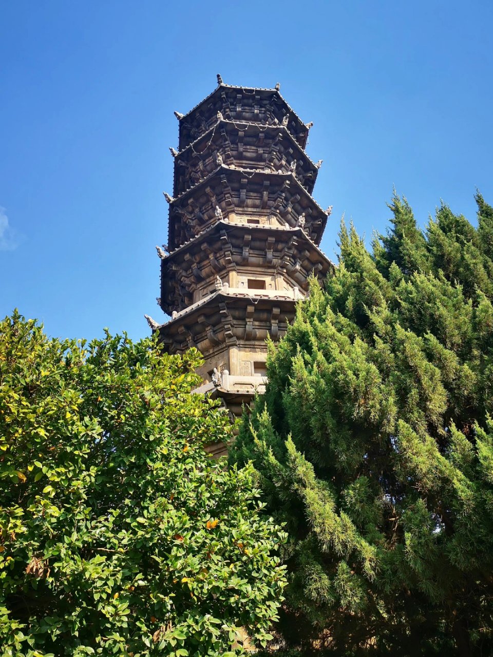 福清瑞云塔 该塔位于福建省福清市龙江北岸,高34.6米,十分挺拔俊秀.