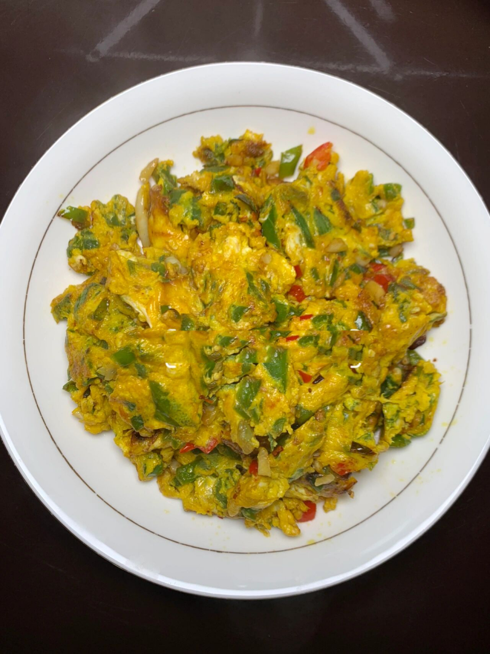 简单又好吃的青椒煎蛋,推荐95 准备材料:青椒碎 一点点蒜末 鸡蛋