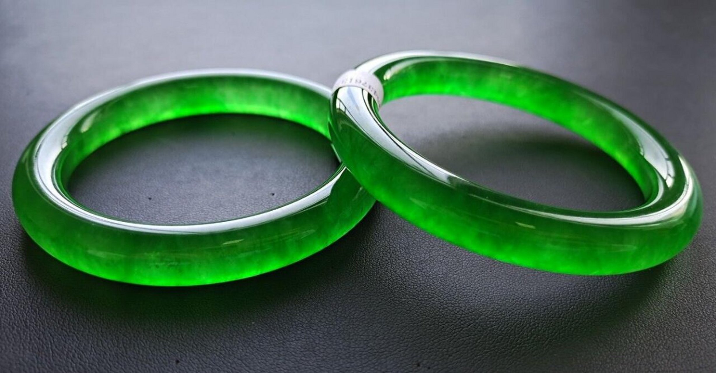 龙石种翡翠特征 1,建立在玻璃种的质地上,带底色; 2,具有阴冷冰寒的感