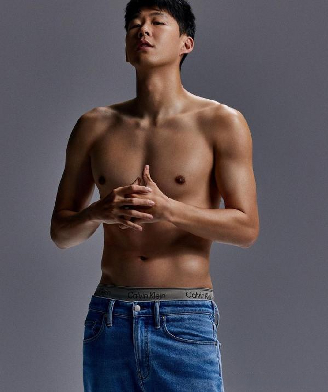 孙兴慜好身材!大秀胸肌,人鱼线!