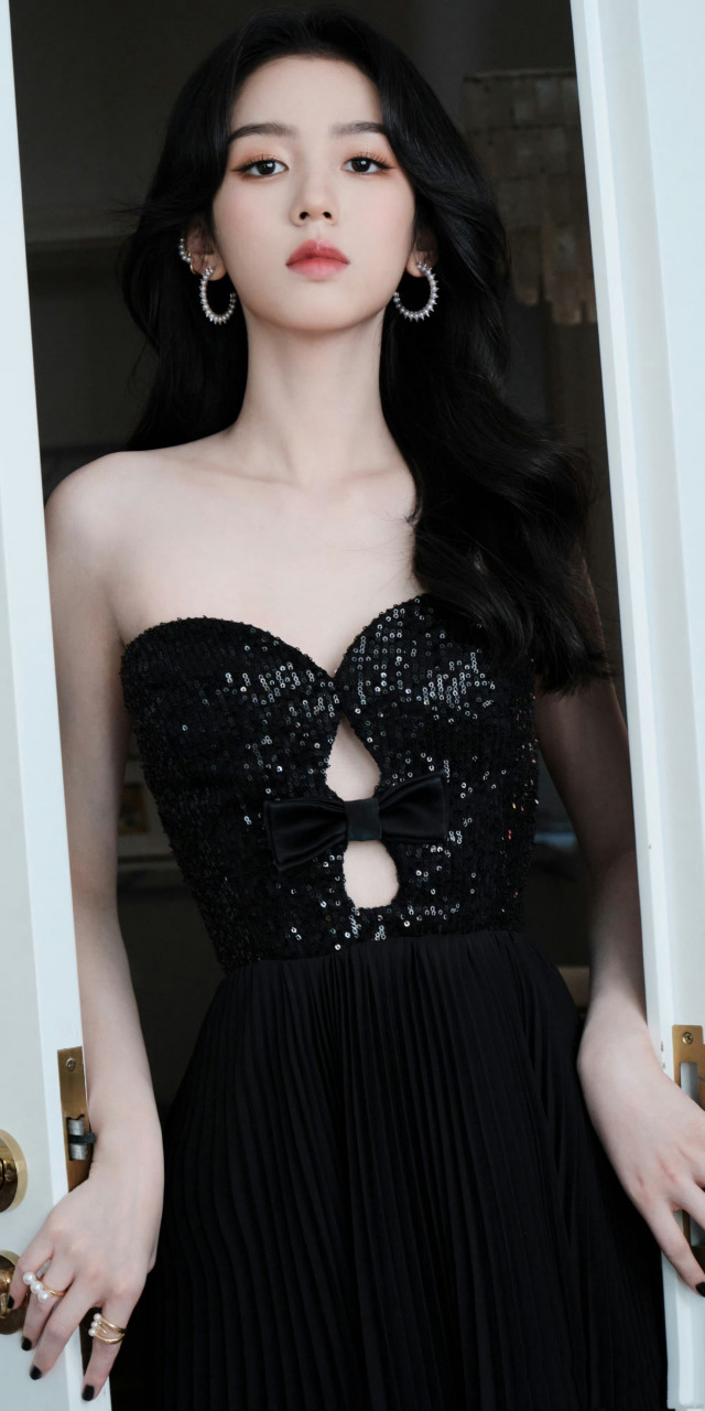 周也黑色抹胸裙冷酷优雅壁纸图集,这腿有两米#周也