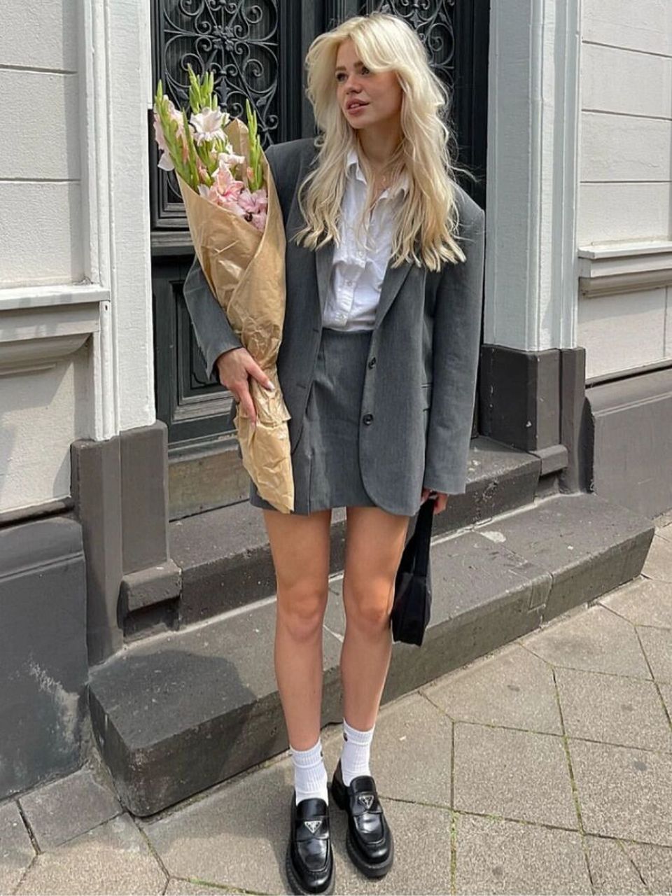 初夏黑色乐福鞋配小白袜能有多绝 各位94周末过得开心嘛?