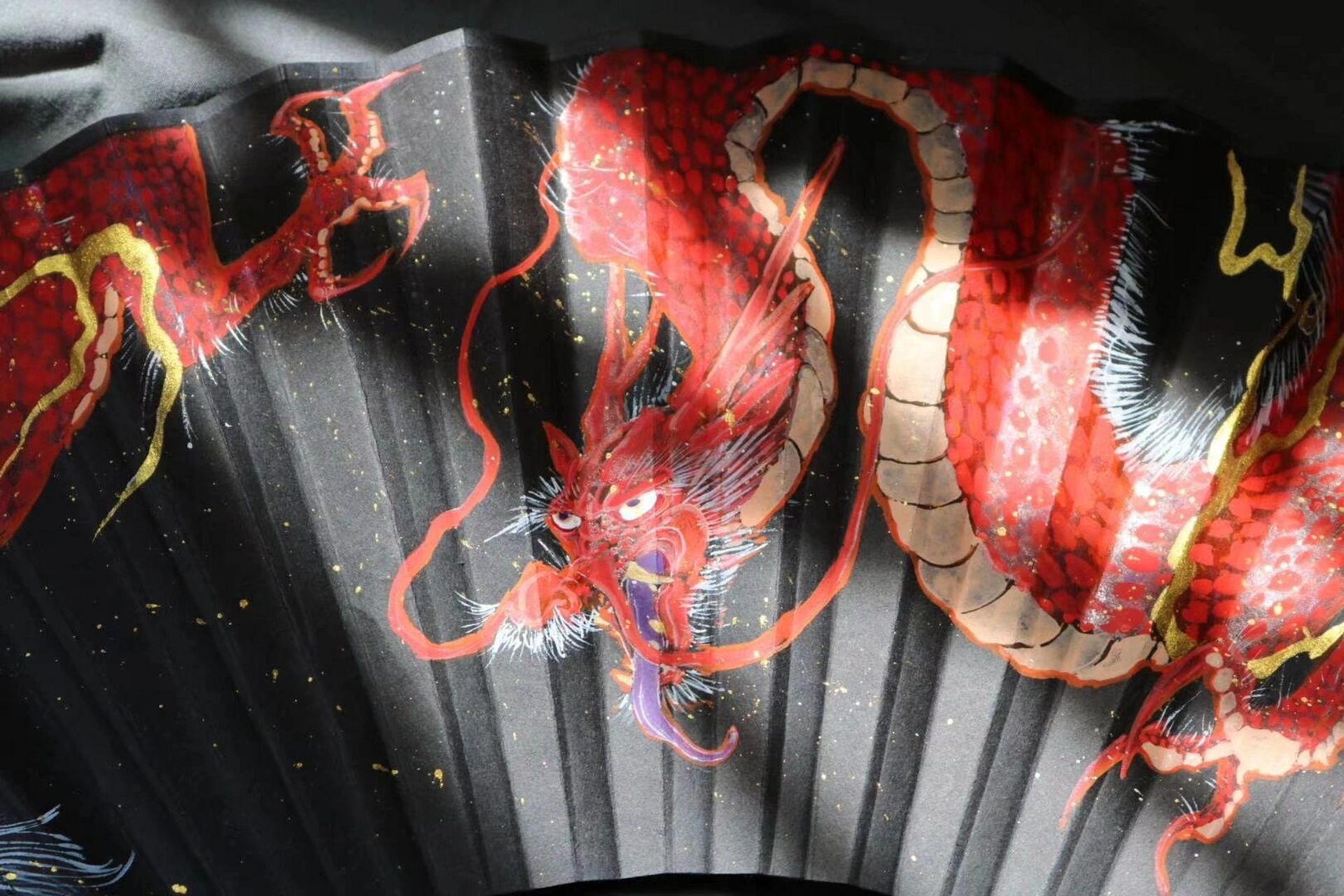 一条翻白眼吐舌头的红色大龙 想既符合古法画龙的形象,又整一个新奇的