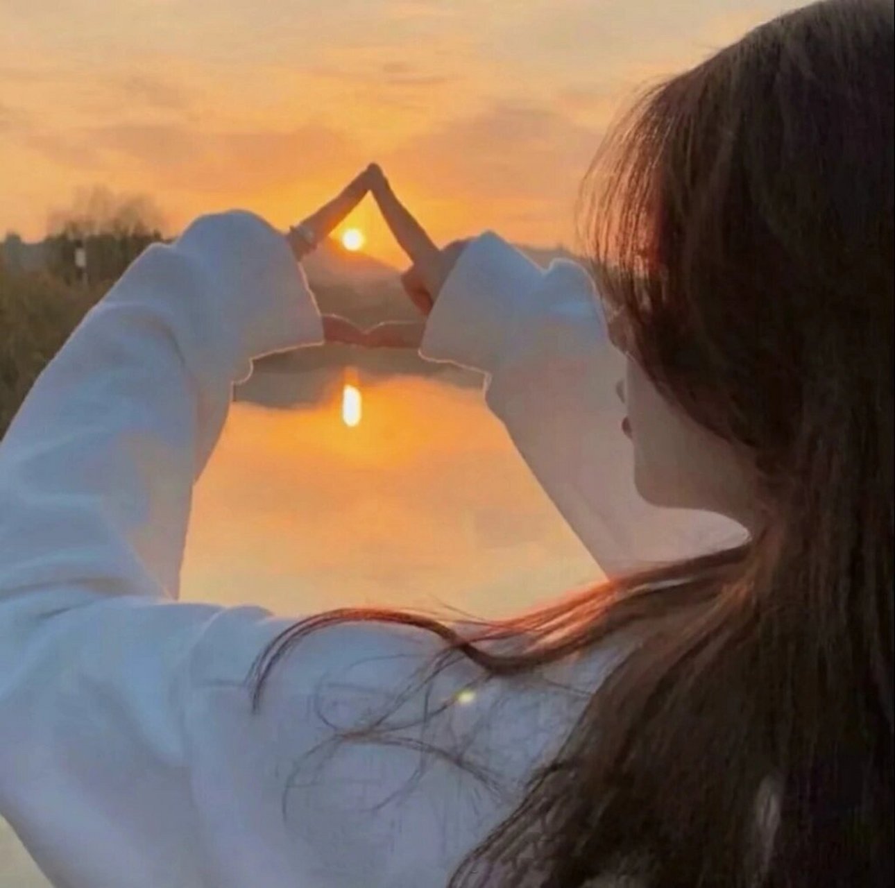 夕阳女头 夕阳归朝西山时,愿你有人陪