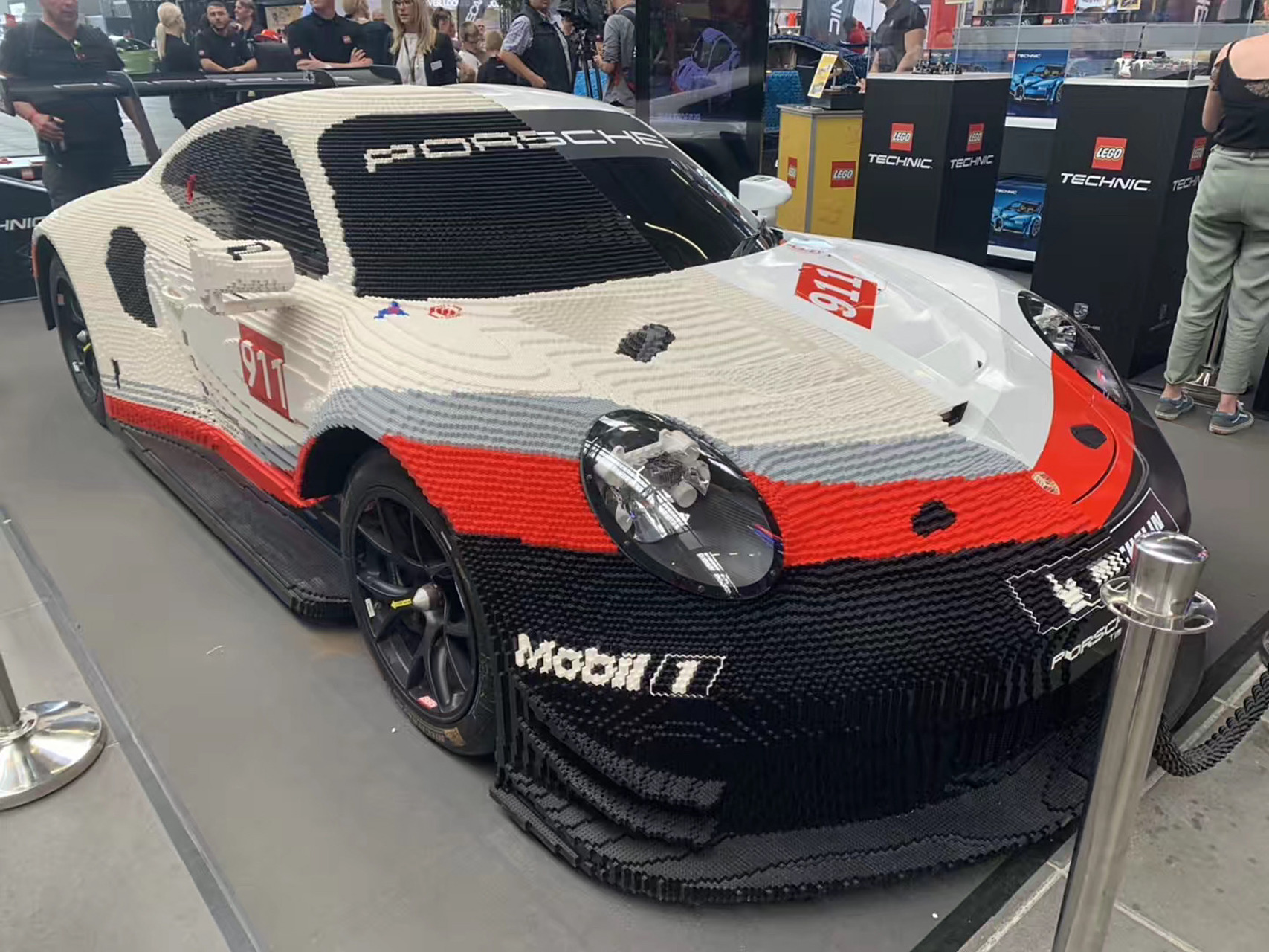 一半真车,一半乐高保时捷911rsr 这个蛮有创意的,也是在纽博格林赛道