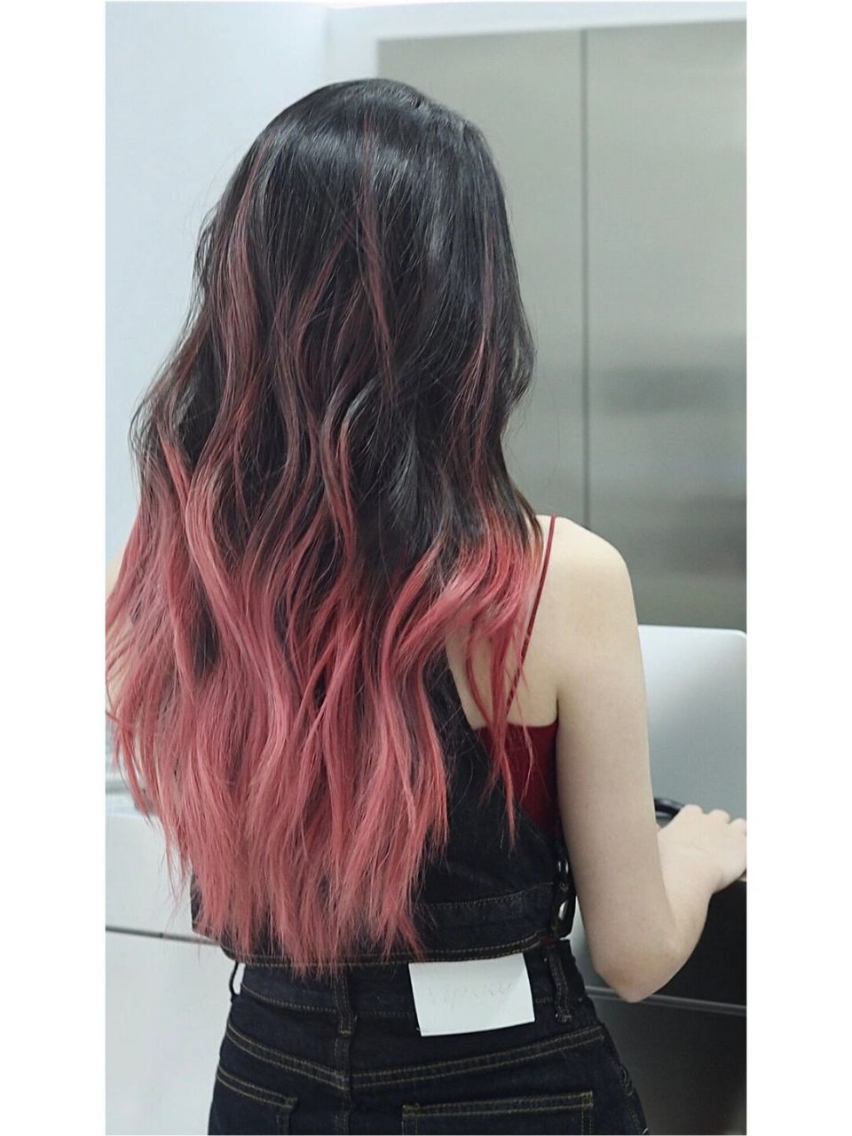 秋冬显白发色终于染成了渐变树满红 树莓红渐变发尾,表面做了几根线条