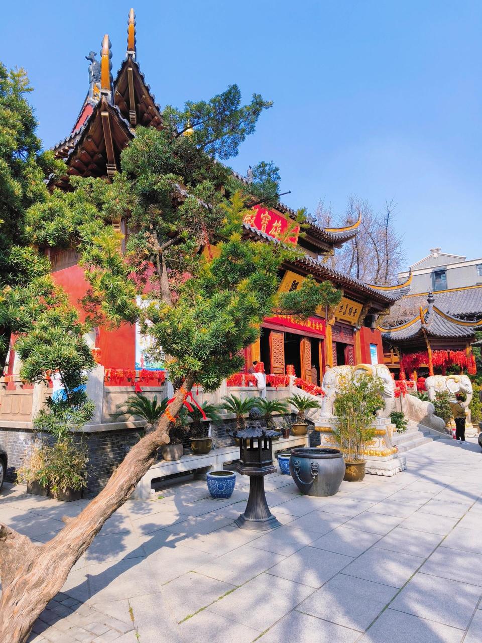 合肥明教寺是位于安徽省合肥市的一座古老的佛教寺庙