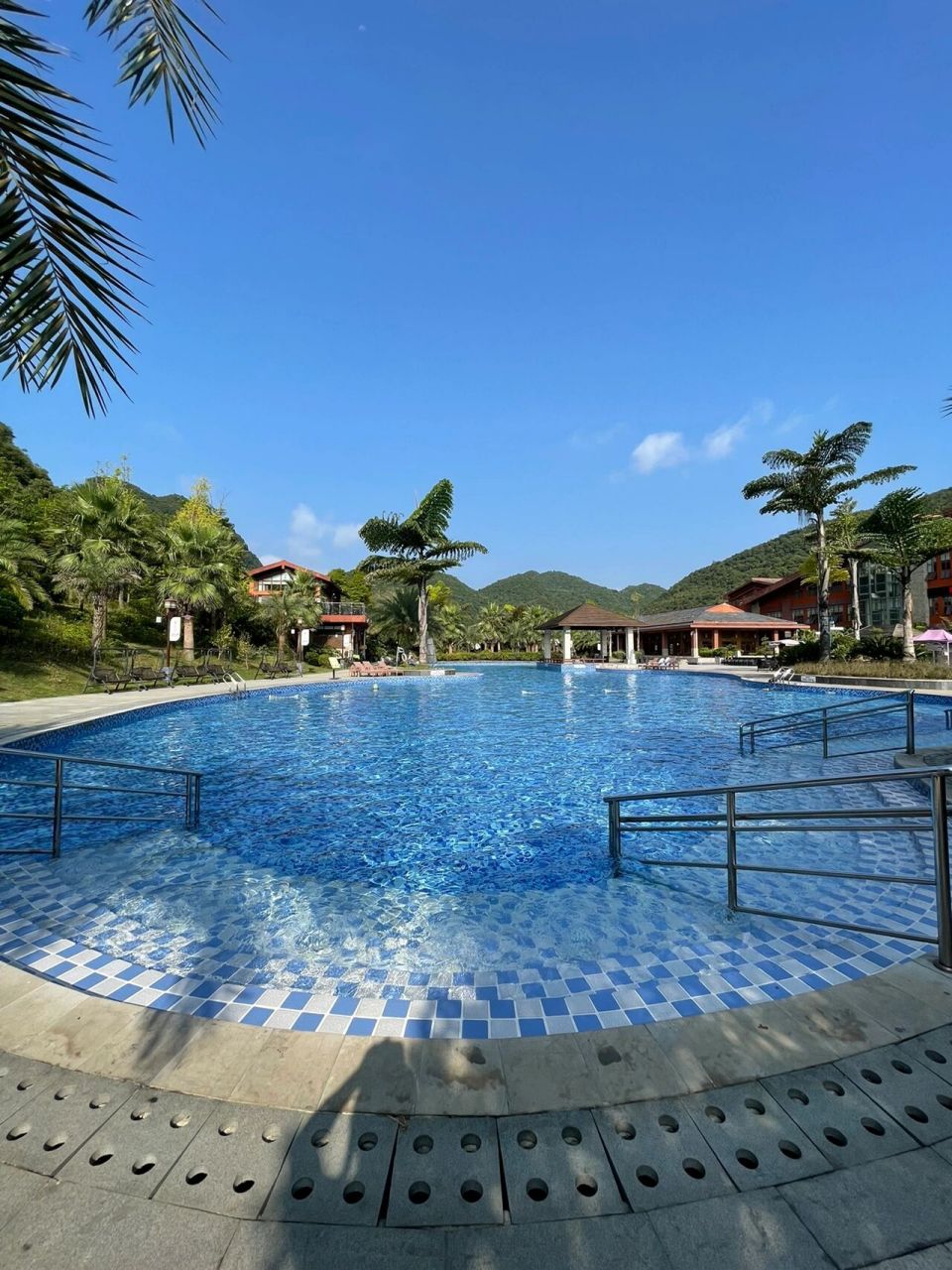 贵州六盘水六枝龙井温泉7615 六枝龙井生态温泉度假区坐落于素有"