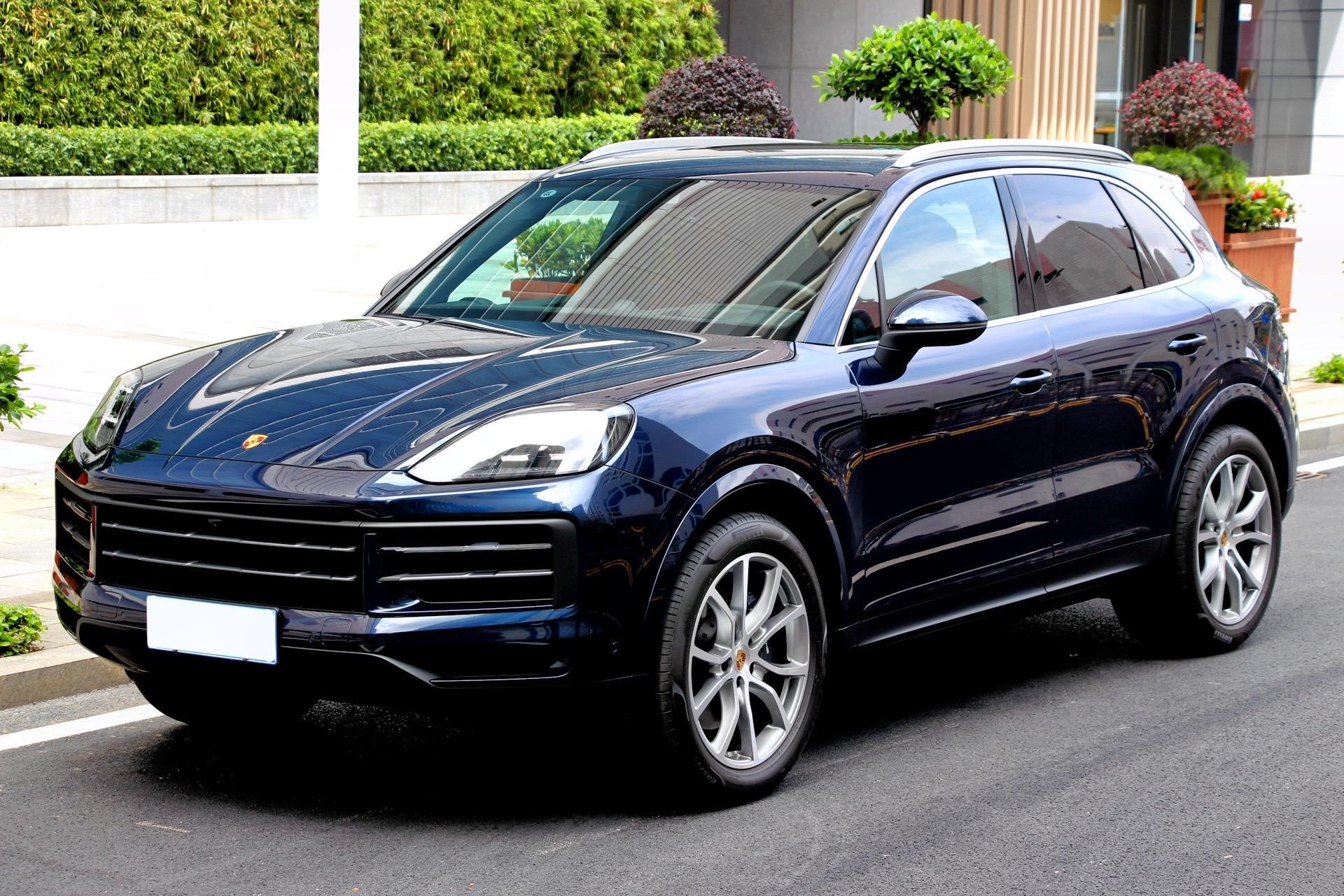 23年24款保时捷卡宴指导价格:948000   选配:阿尔加维蓝金属漆 黑色