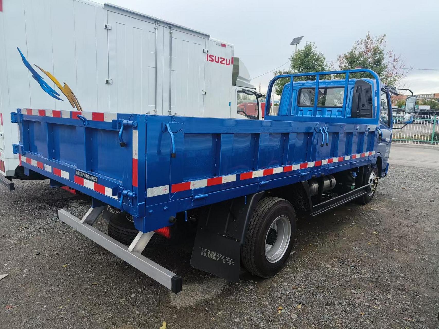 奥驰v2,长4.2米宽2米发动机德威d25.