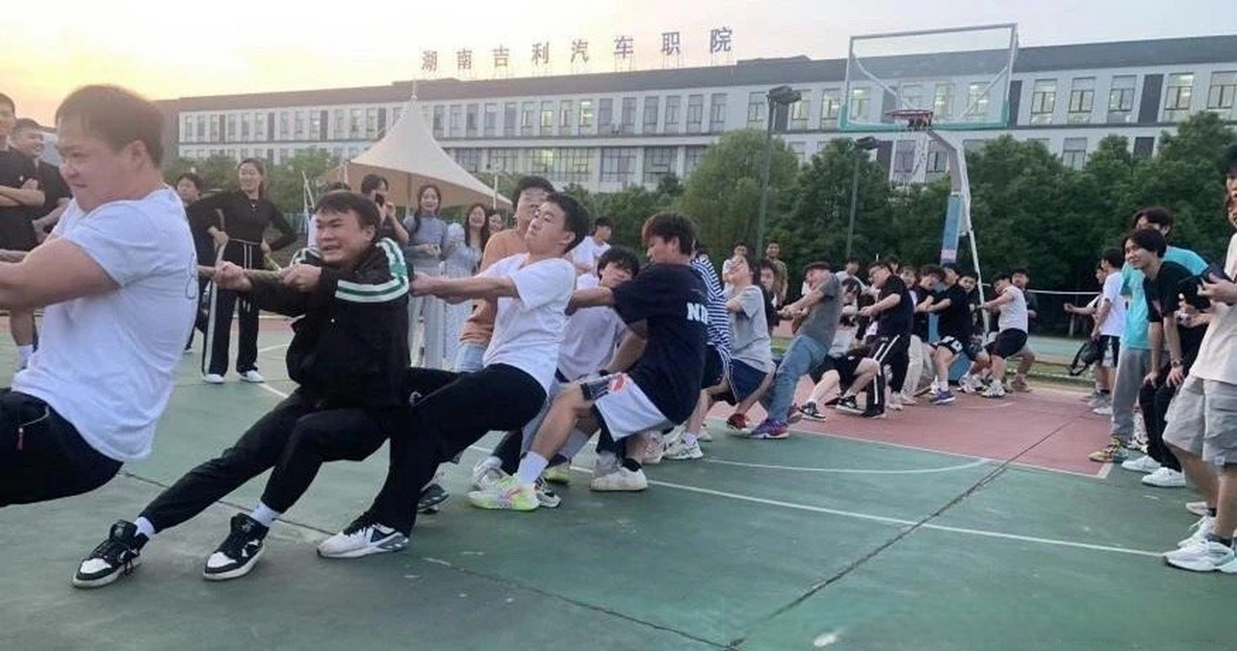 5月24日至5月30日,湖南吉利汽车职业技术学院组织开展了全校范围内的