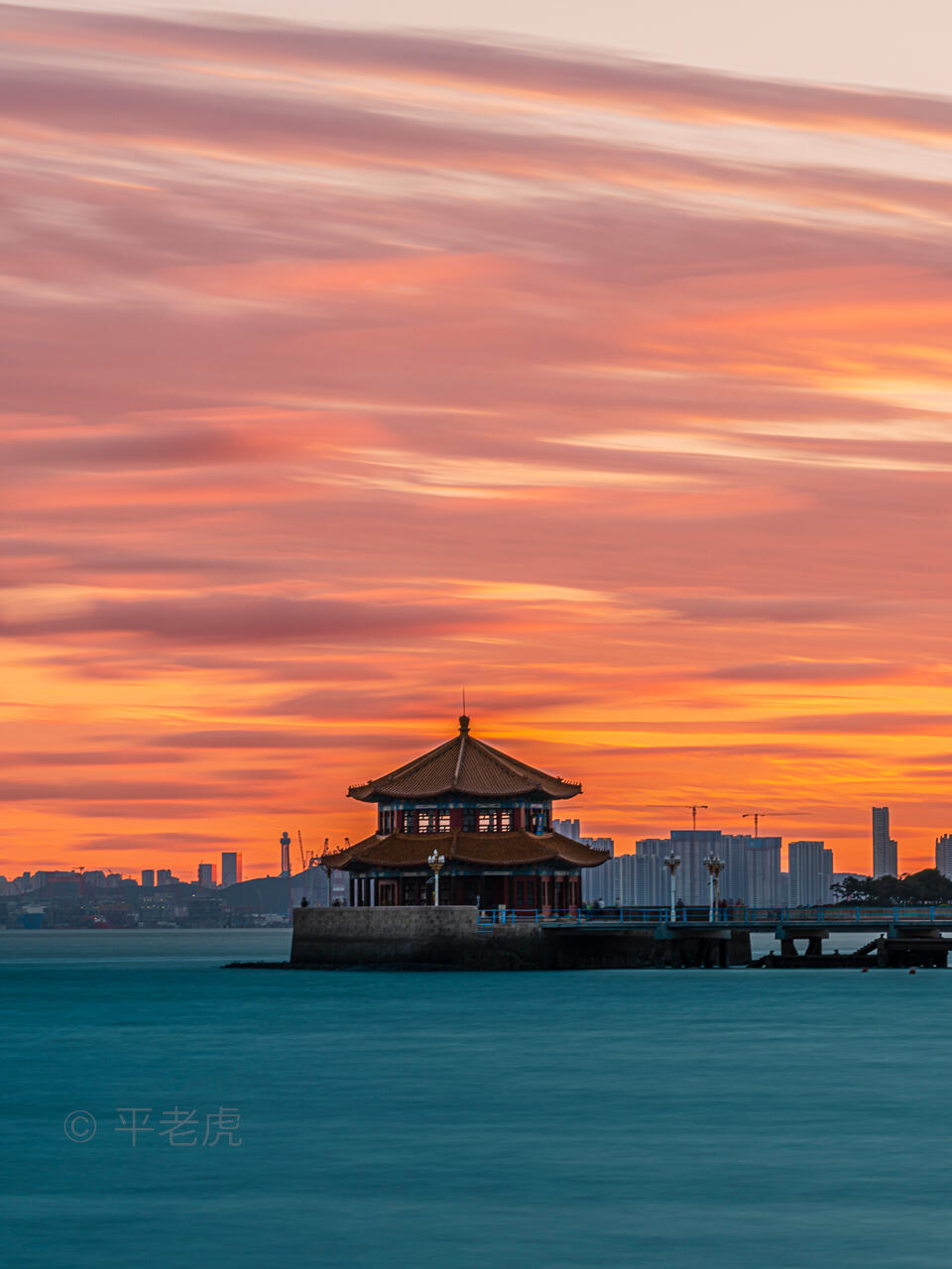 今晚,遇见青岛栈桥温润柔美的晚霞