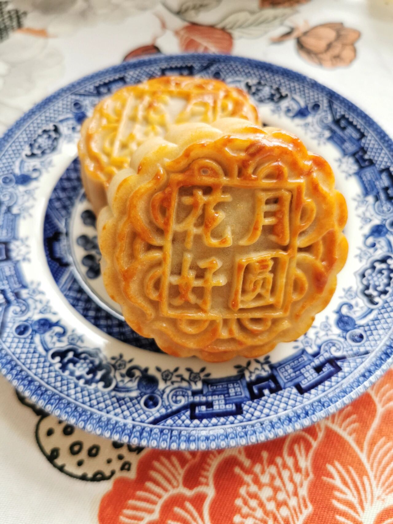 香葱豆蓉月饼,做好了 咱不得不说这种咸甜一体的馅儿真的是决绝子,我