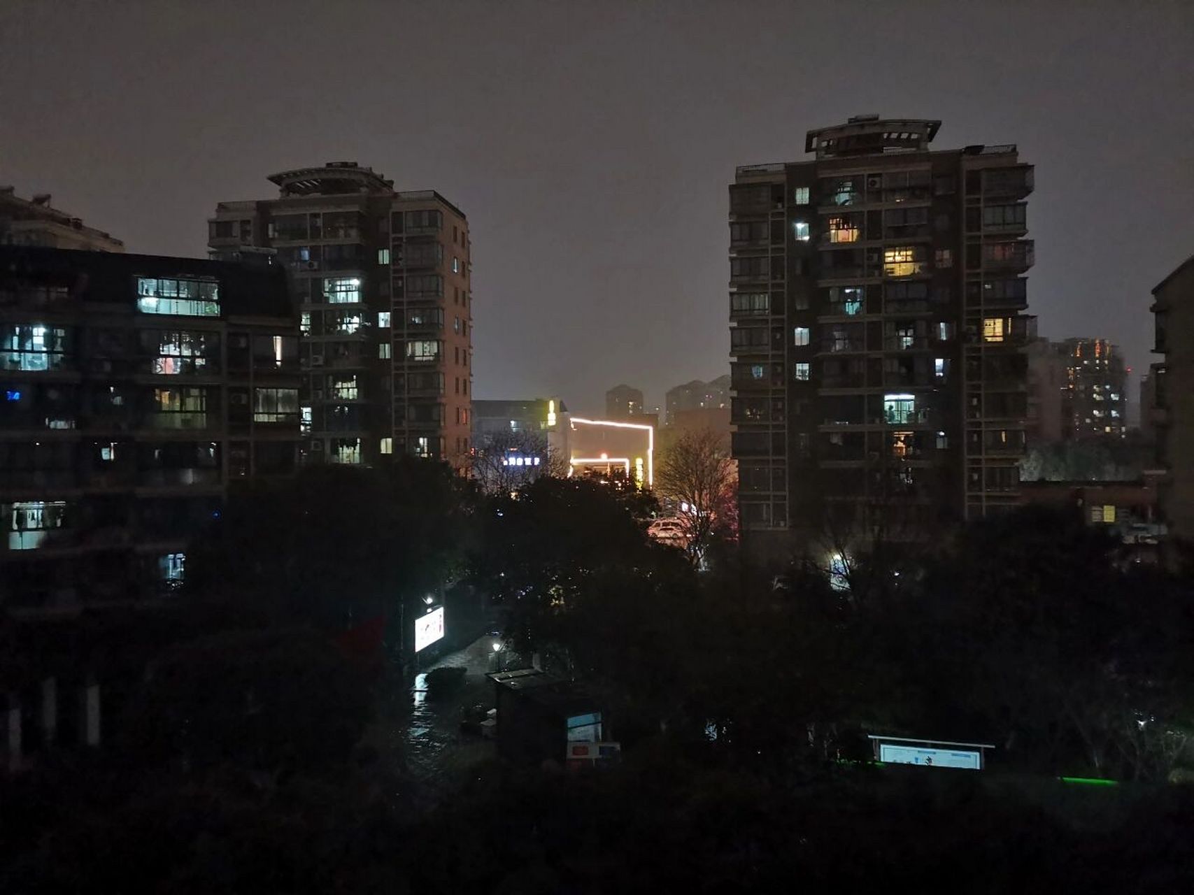 深夜下雨窗外图片图片