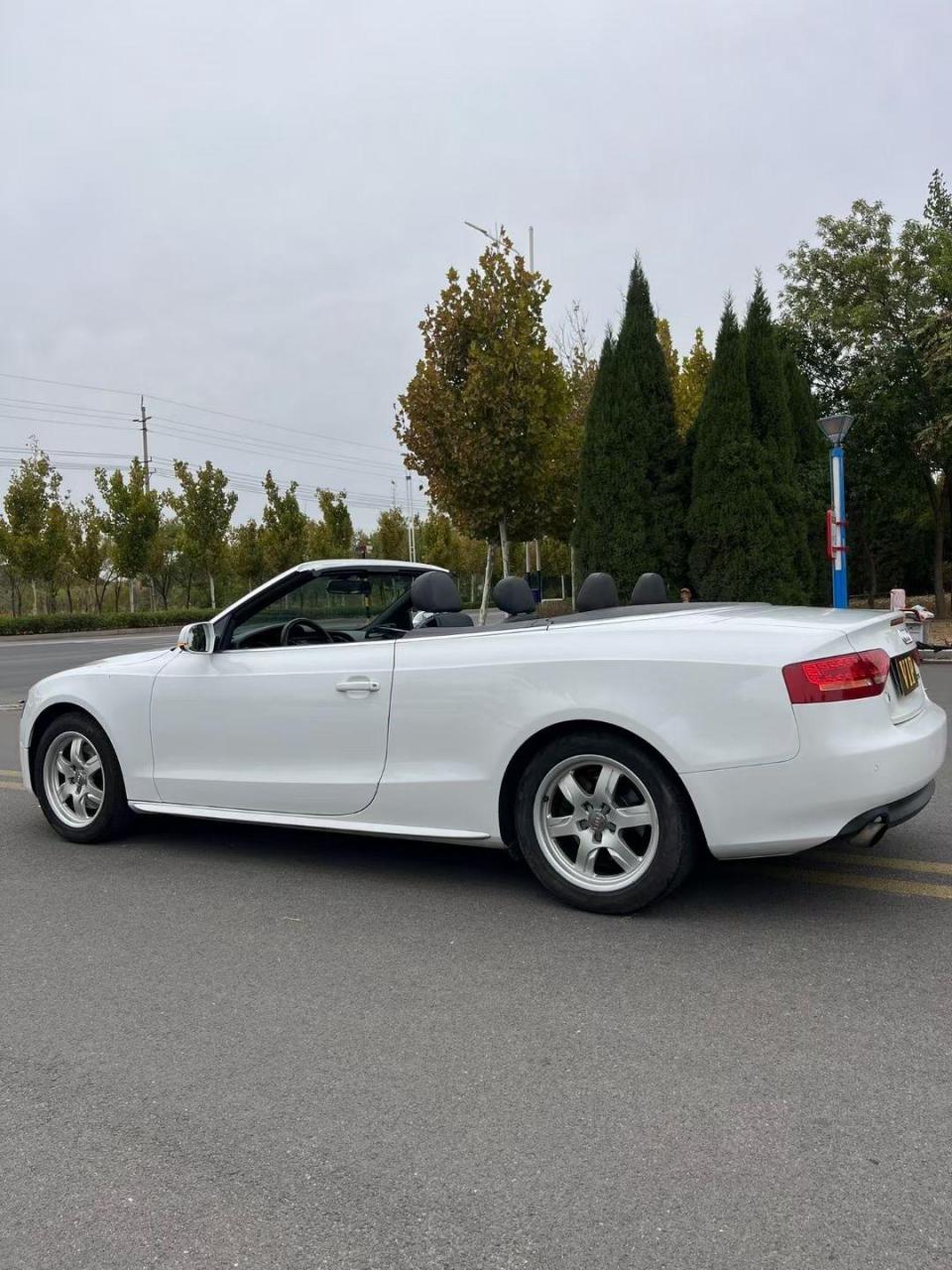 2011年纯进口奥迪a5软顶敞篷跑车,两门四座,新车落地六十多万,2.