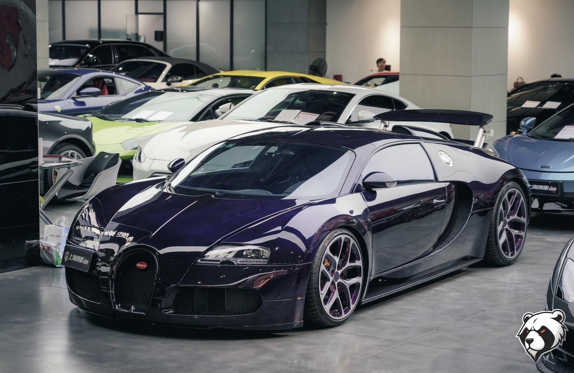 相比那辆高出镜率的红黑敞篷布加迪,这辆就稍微低调一些了.