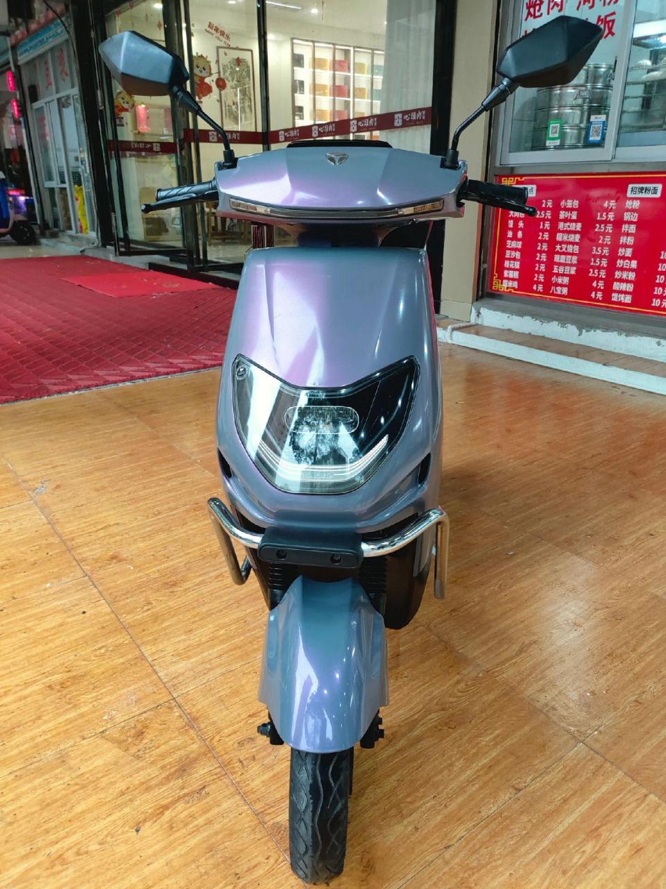 雅迪冠能dt 6国标车,小姐姐自用款,有牌照,车况非常好.