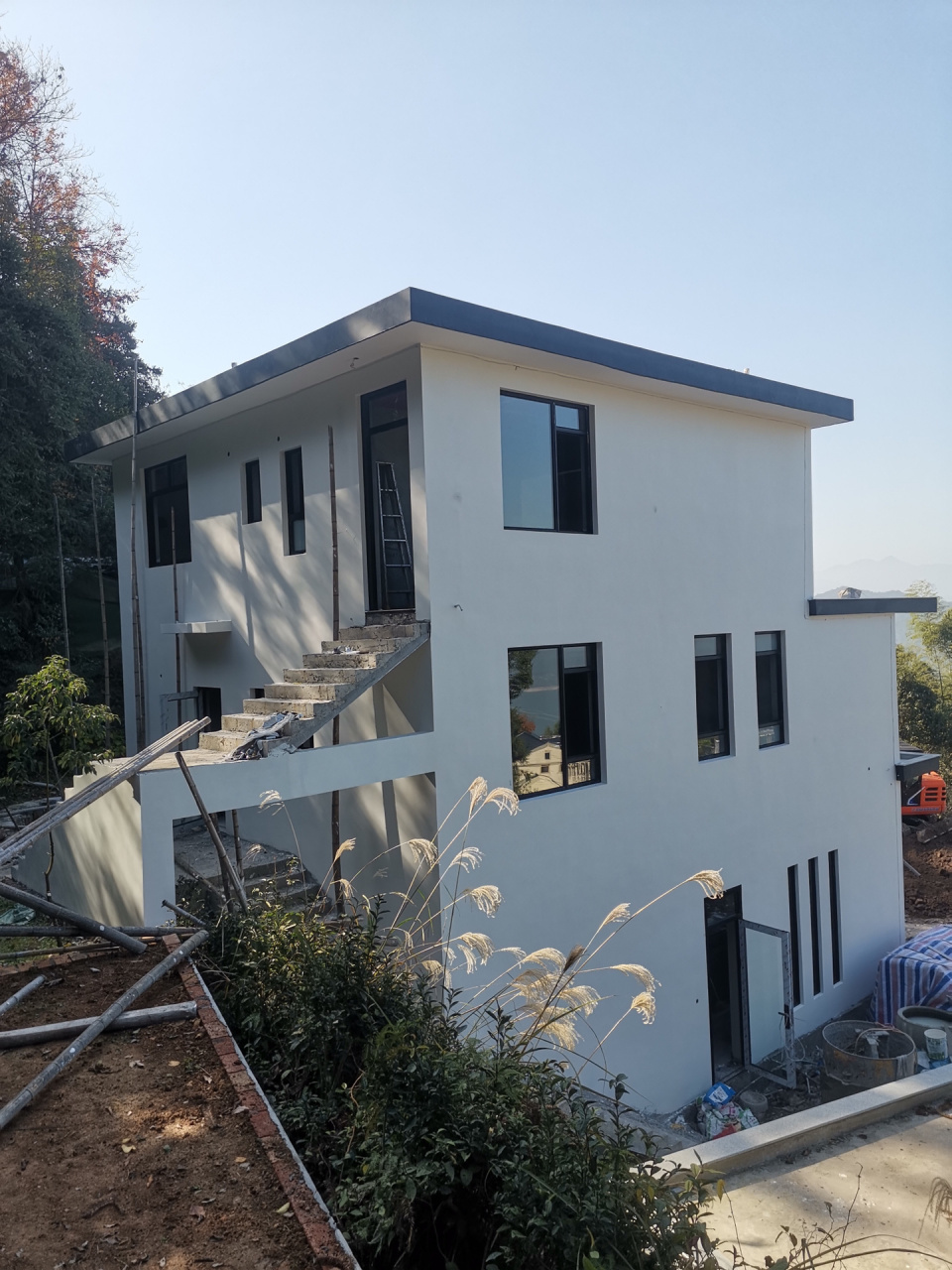 做外墙漆之前 1首先你要确定水泥墙批好15天以上,淋过两次雨或人为