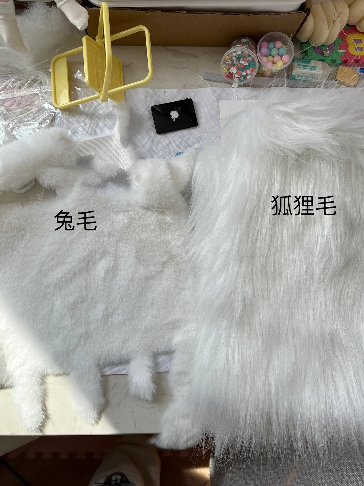 关于兔毛和狐狸毛版的区别 兔毛会比较软 然后如图毛比较短.