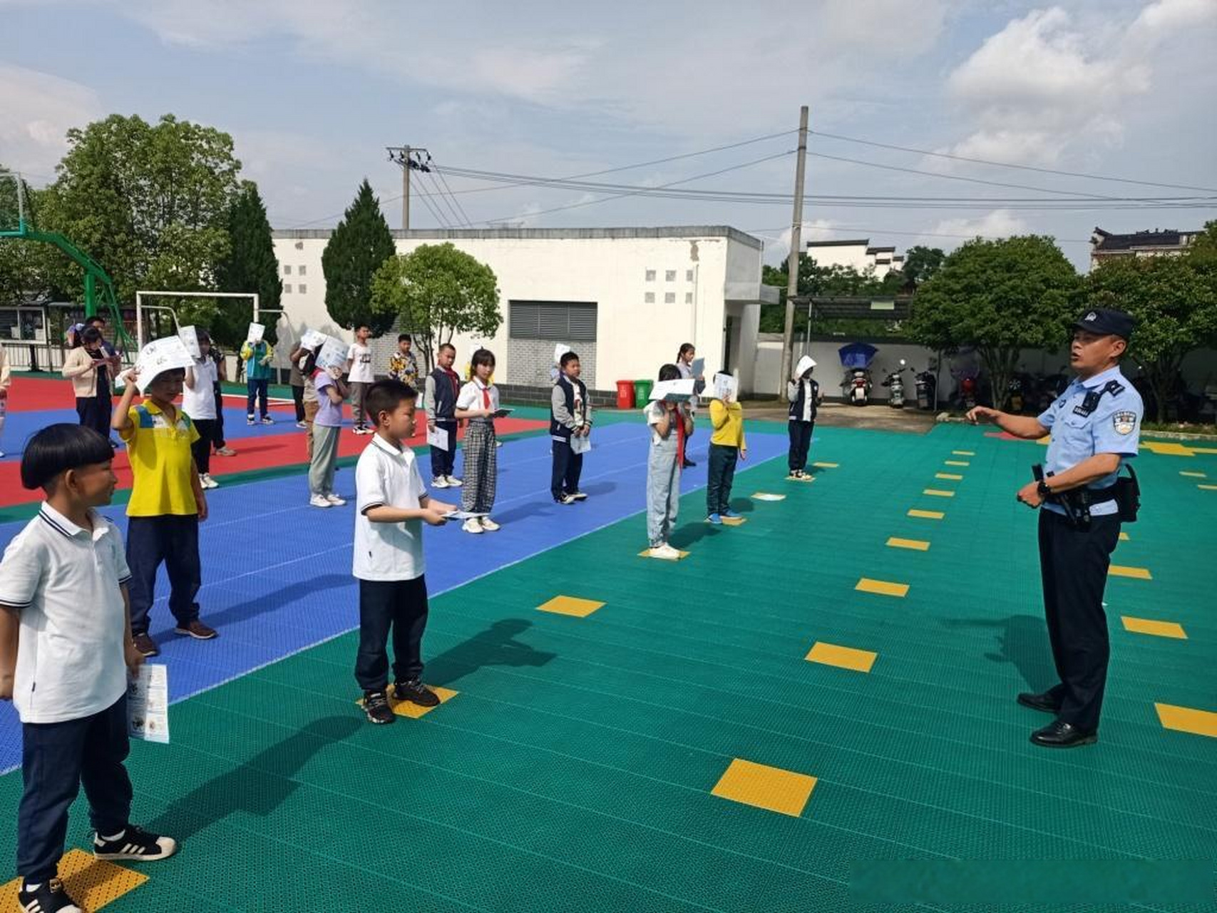 "六一"儿童节当天,徽州网警走进西溪南中学,竦塘小学,石桥小学等学校