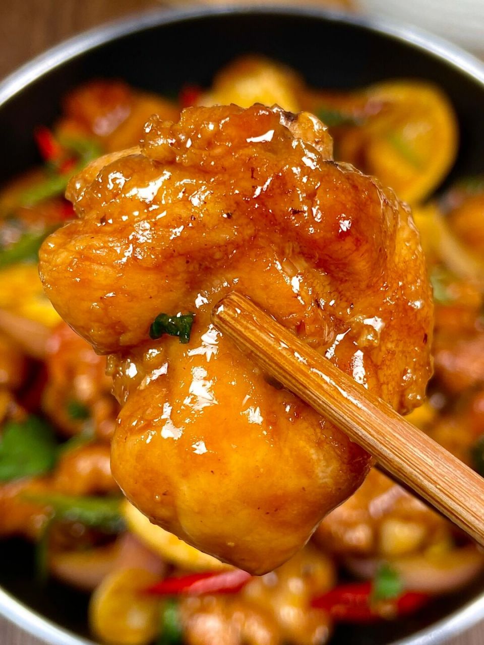 今天翻冰箱发现还有几颗柠檬没吃,刚好昨天看到网友做的柠檬干煎鸡,来