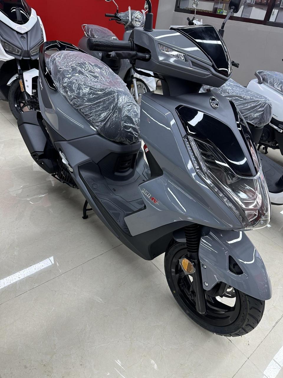 三阳fnx150零售:16800 特惠:12500 配置:双通道abs,水冷四气门发动机