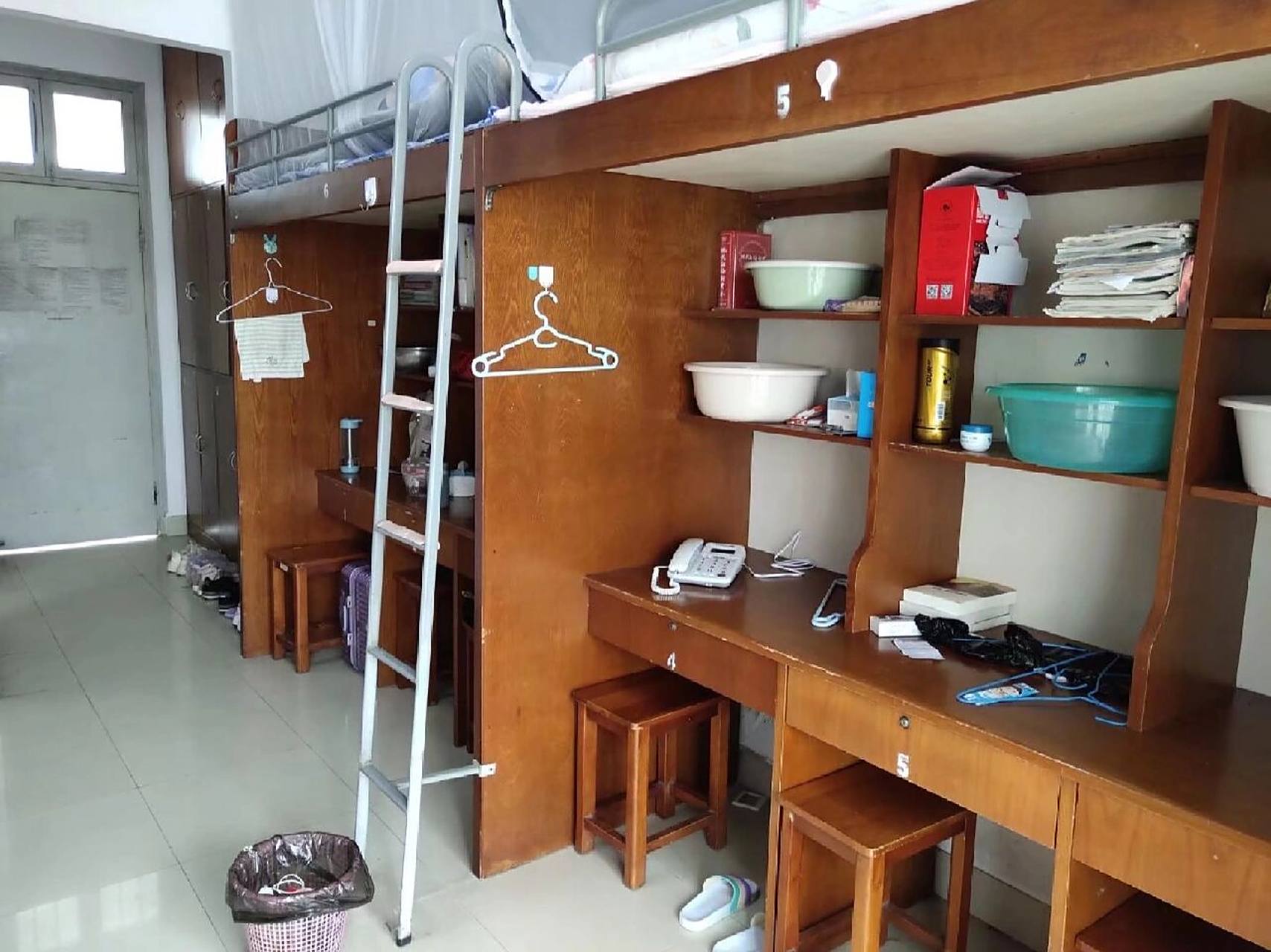 乐清中学宿舍 我们寝室比较乱 那只放荡不羁的拖鞋是我的,哈哈哈哈哈