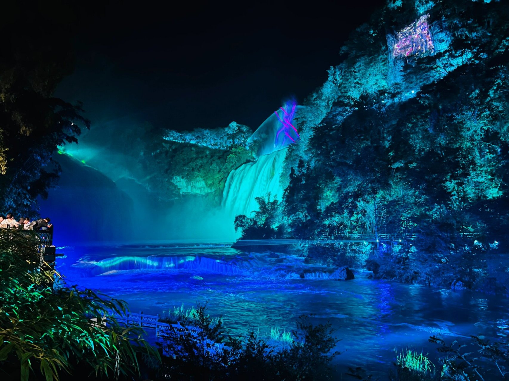 黄果树夜场灯光秀,人确实是多的 买了白天普通门票后,想去看夜场还是