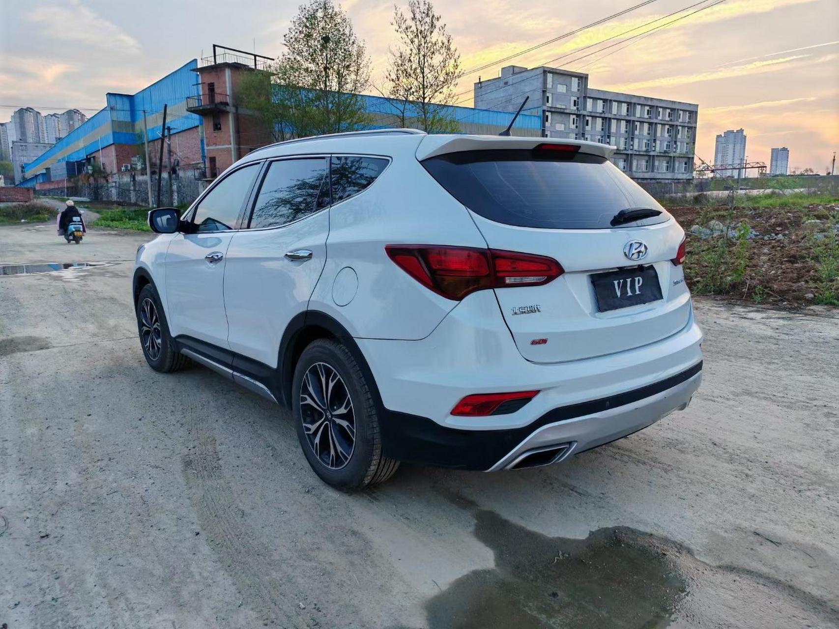 17年现代胜达,非常省油的一台中大型suv,车况非常的好,发变无敌,全款6