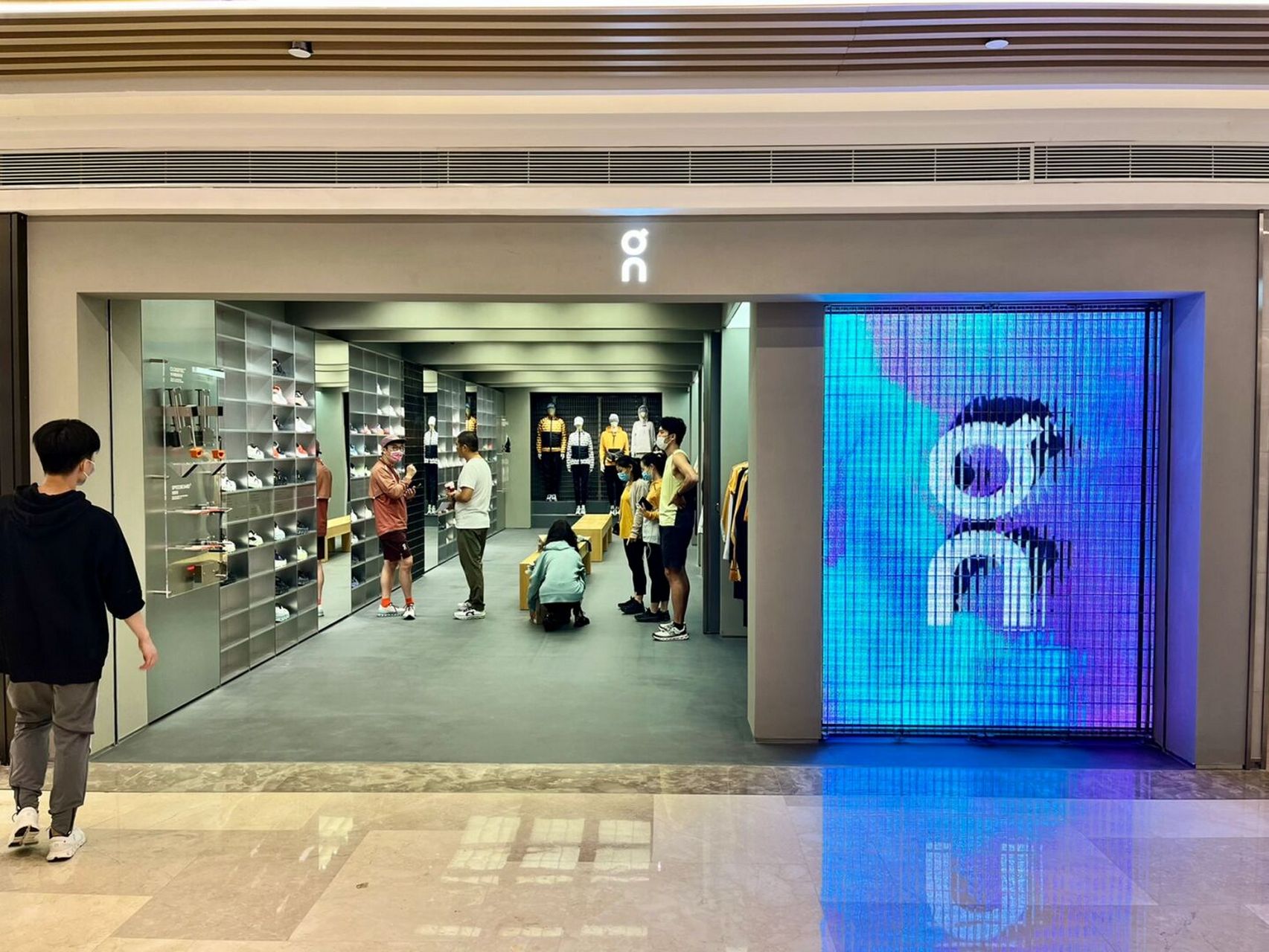 其中,c区3楼fila5g店隔壁新围挡湖北首家hoka,作为超人气户外徒步鞋