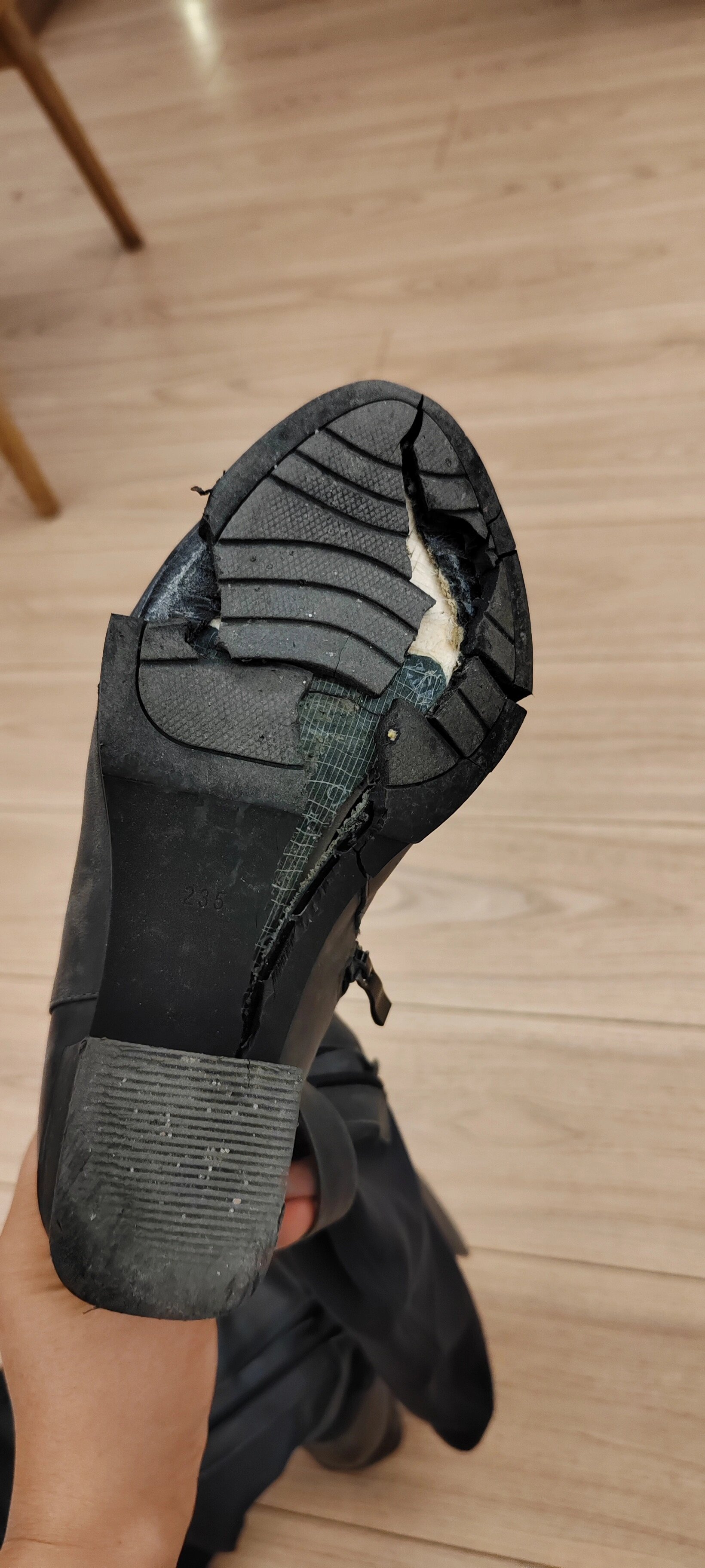 闲置好久的tata的长筒靴穿了一天底裂的稀碎