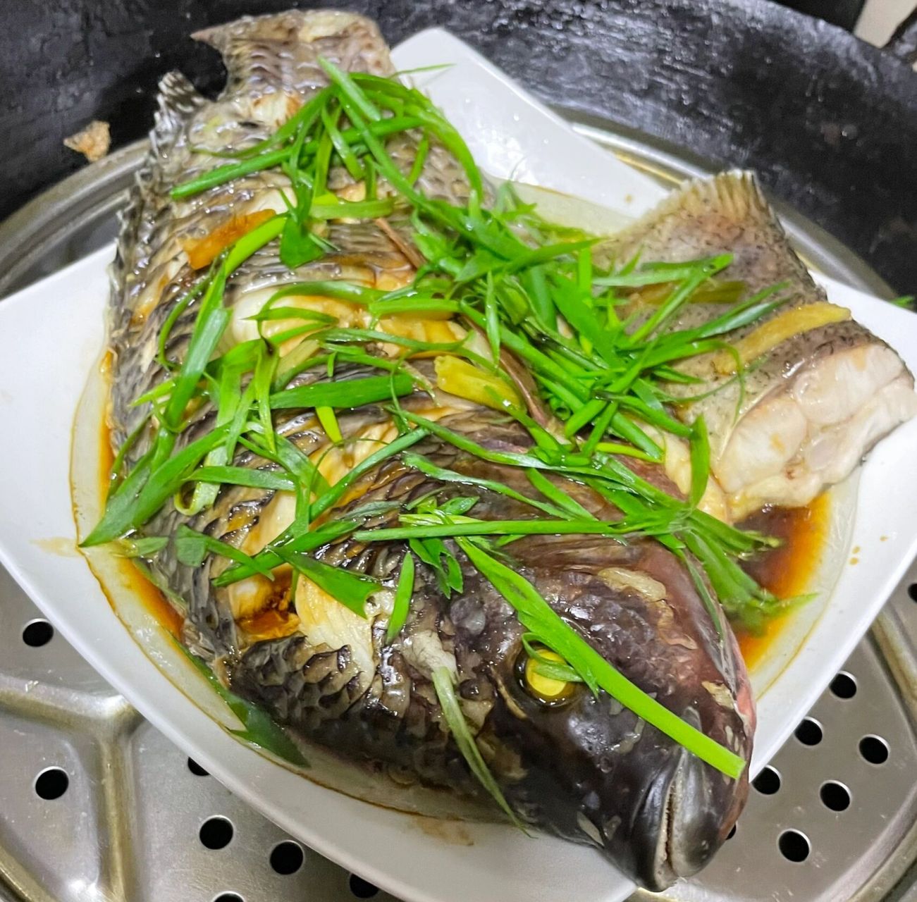 清蒸羅非魚家庭做法 非常之簡單的清蒸魚 食材:羅非魚一條,醬油,耗油