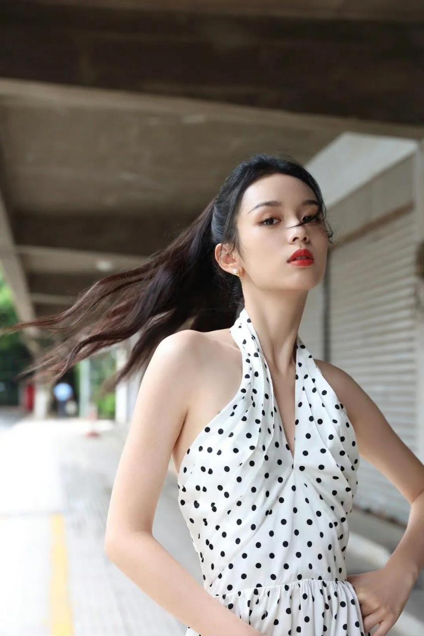 周也|首映礼造型图,白色波点吊带连衣裙,青春靓丽