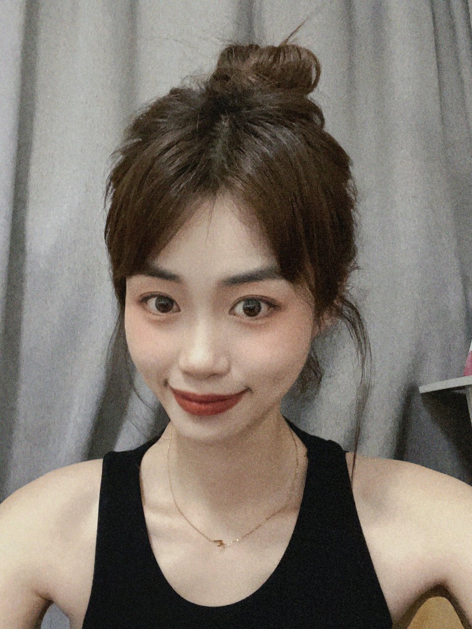 菱形脸的丸子头 跟着博主学的,第一次这样扎丸子头,手残党也会,很紧不