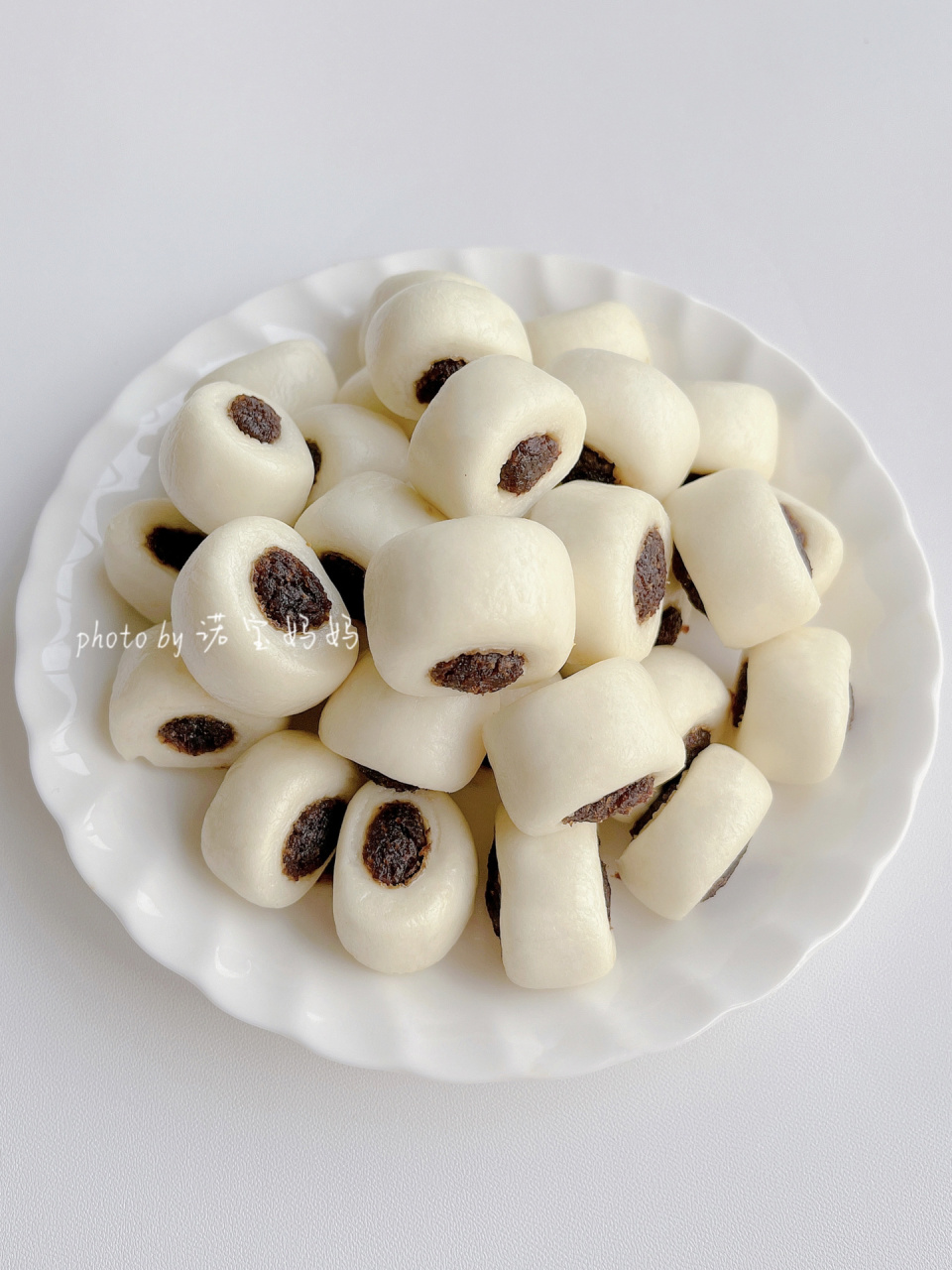 今天再分享一款一口一个的松软小馒头,枣泥夹心小馒头,松软的馒头配上