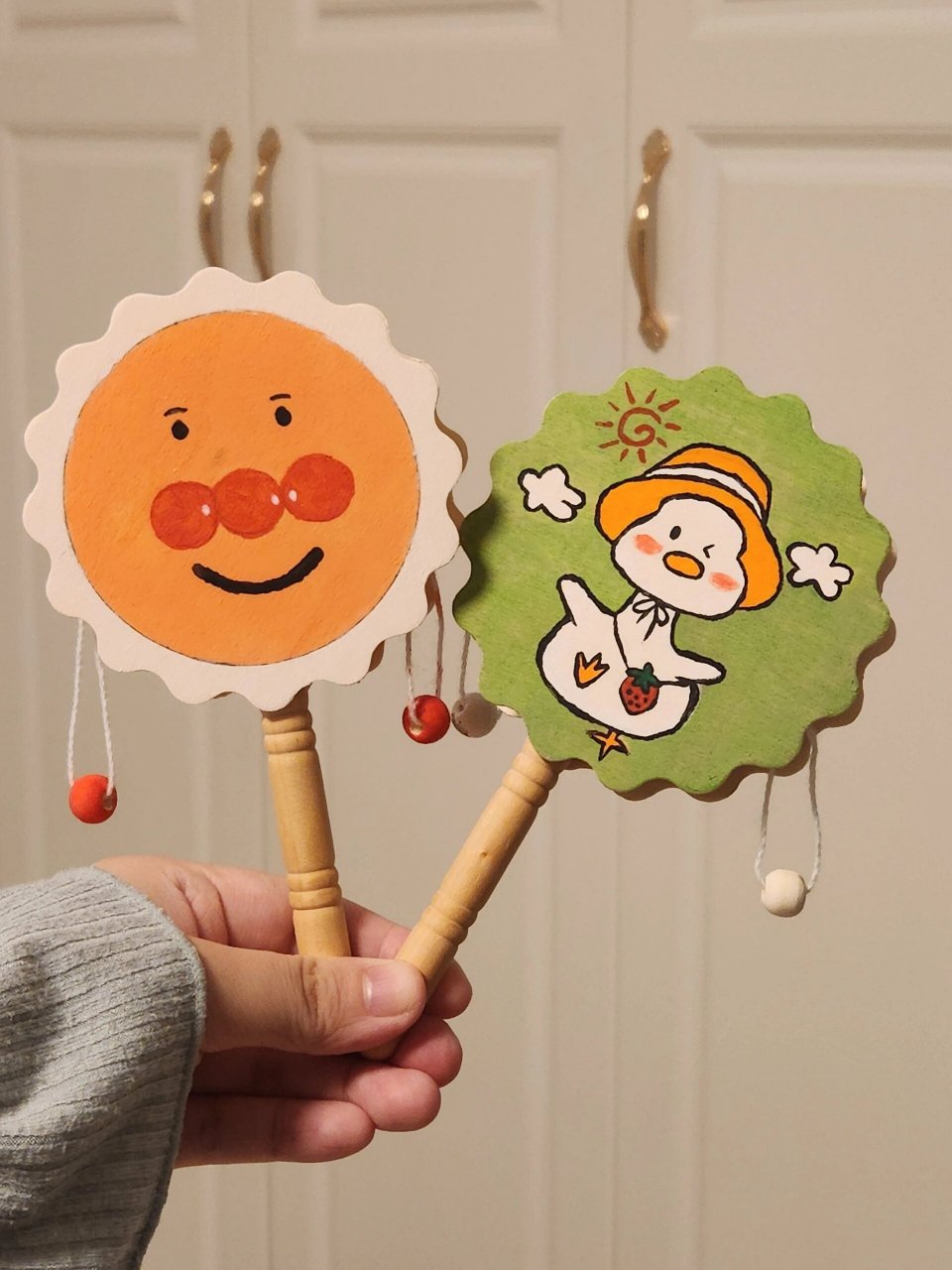 每周一次的手工课堂,这周是给宝宝制作手绘拨浪鼓,搜了几个简单的