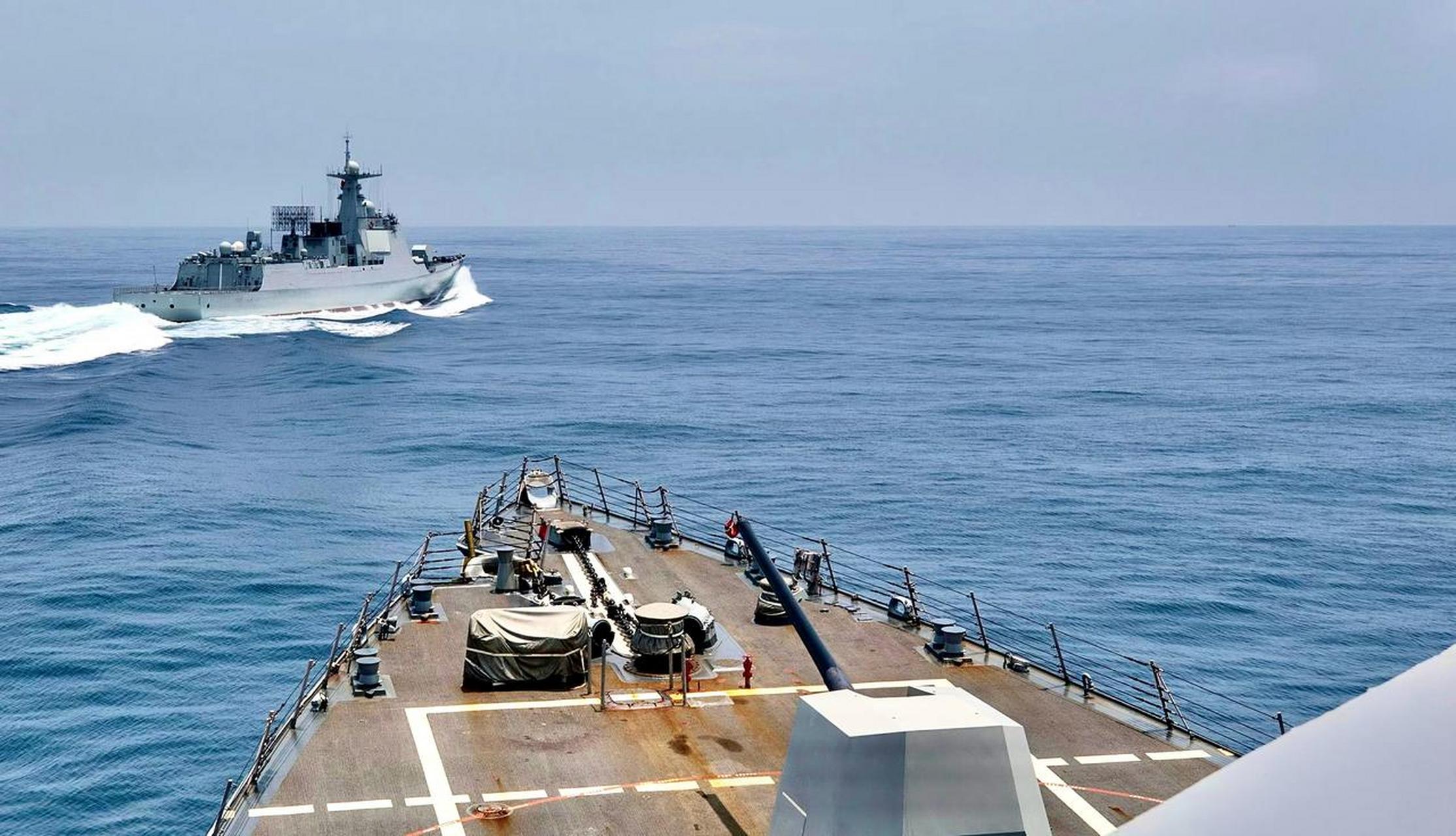 我军苏州舰拦截美军钟云号驱逐舰的高清现场图来了.